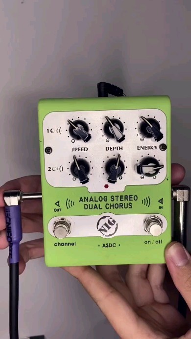 Analog Stereo Dual Chorus, um efeito de modulação clássico e essencial para vários estilos de música. Pedal estério que pode ser ligado em cada saída do amplificador para um fantástico efeito que preenche todo o ambiente. Não há processamento nem etapas de conversão digitais, tecnologia 100% analógica, que gera o efeito da maneira mais pura possível.
Confira com nosso artista @okelvinoliveira o timbre maravilhoso do ASDC da NIG. 🎸🎶🎛
#analogstereodualchorus #chorusnig #nigmusic #gnimusic #nigpedals #gnipedals #chorus