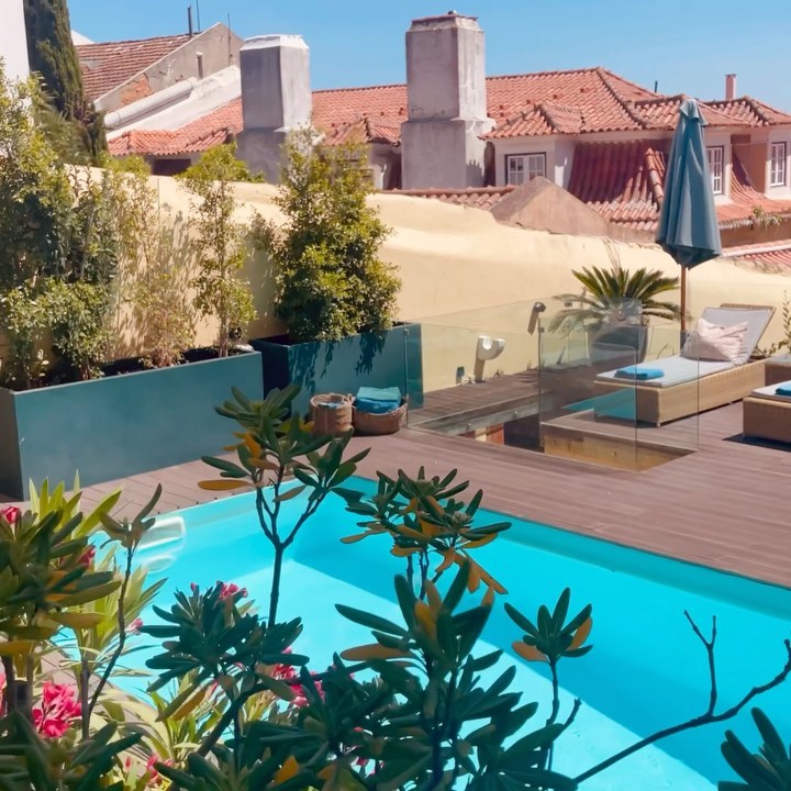 Spring time in Lisbon feels like Summer ☀️💦🍸
#boutiquehotel #condenasttraveller #lisbon #smallluxuryhotels #poolbar #secretescapes #hideaway #bestplacestostay