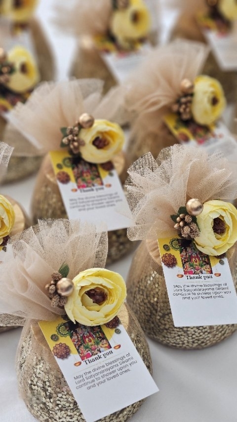 Holiday gifts, Thambulam curation, DM us for more details!
#returngifts #holidaygiftideas #weddinggifts