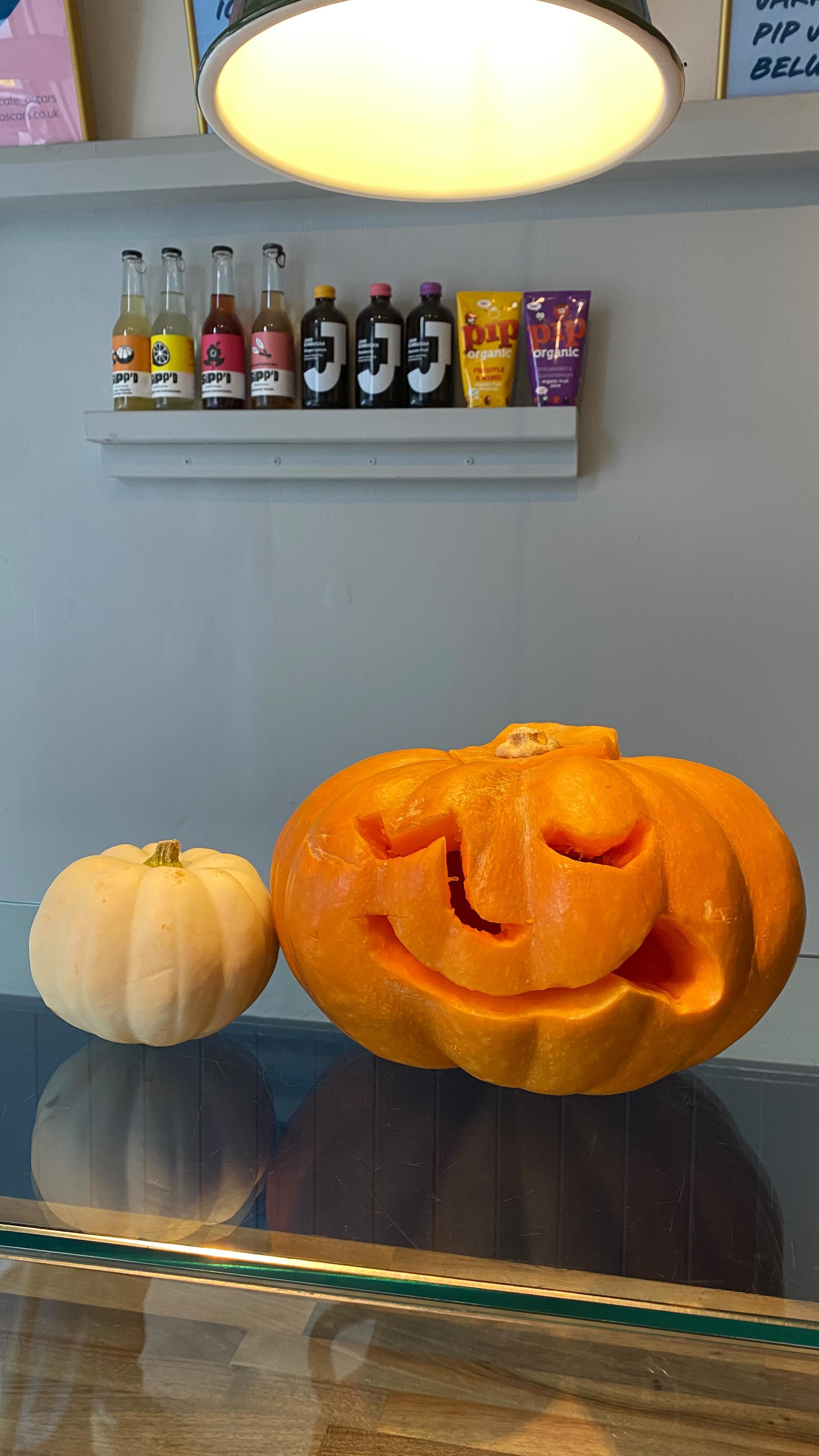 We’re really feeling the autumnal vibes at Oscar’s this year & have fully embraced pumpkin season 🎃🧡 so we’ve got our own take on the PSL & pumpkin white chocolate chip cookies available now! & we have a new Oscar’s sticker too 🤭
Come by and tell us what you think ☺️