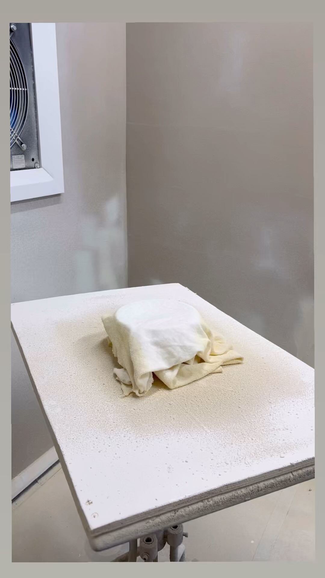 Some real time footage of getting our second kitchen of the year sprayed with its first undercoat. It’s an old kitchen which has been hand painted badly over the years so we sanded out all the runs and brush marks. We’ll continue to sand between each coat to get that smooth finish #moranpainting kitchenspray #louthpainters