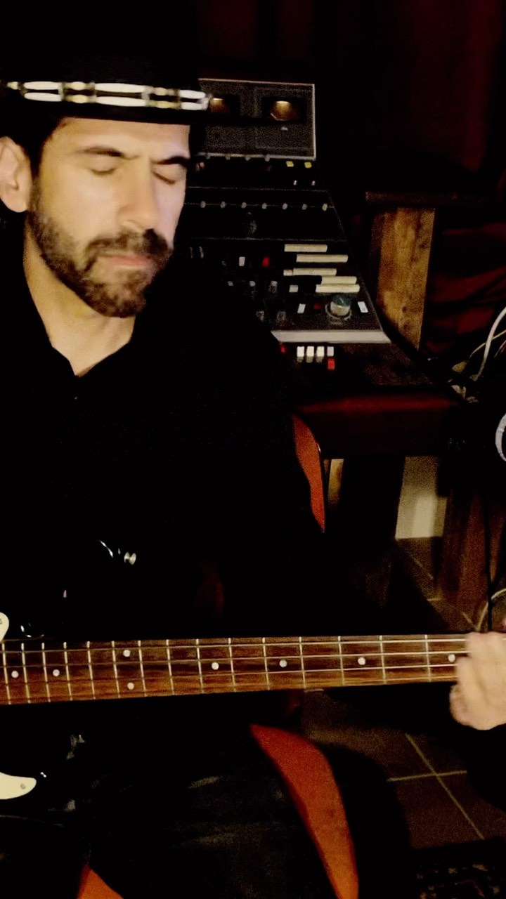 This is a live in the studio version of “East Middle Dub” the first track off my new album.
#wanderlust #psychedelic #psychrock #dub
@antifragilemusic @fmly.agency
@jaywduffy