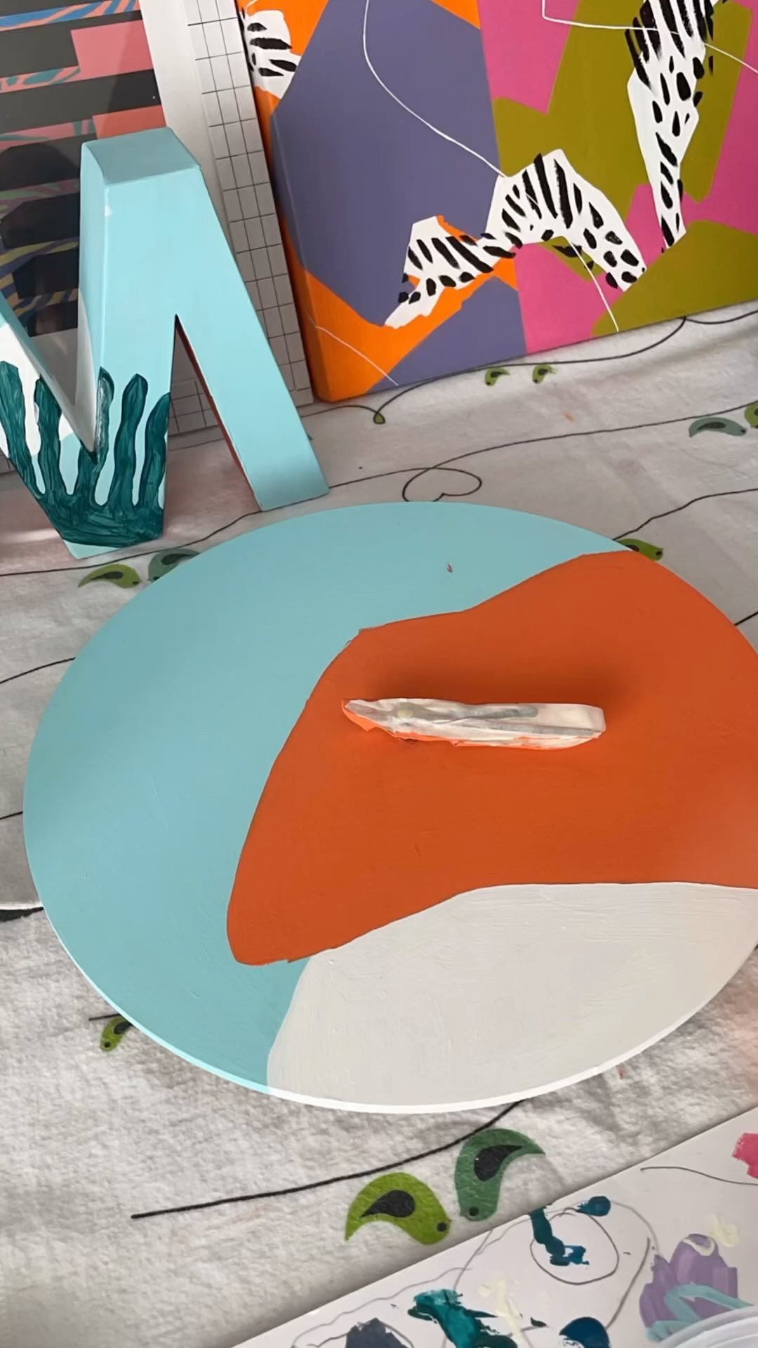 Painting objects, objects, objects…
.
.
.
#marerastudio #surfacedesign #murals #muralist #muralsberlin #contemporaryart #emergingartist #artforsale #artstudio #wallart #abstractshapes #artstudiolife #interiordesign #colourforinteriors #artberlin #artistberlin #berlinart #berlinmuralist
#clockdesign