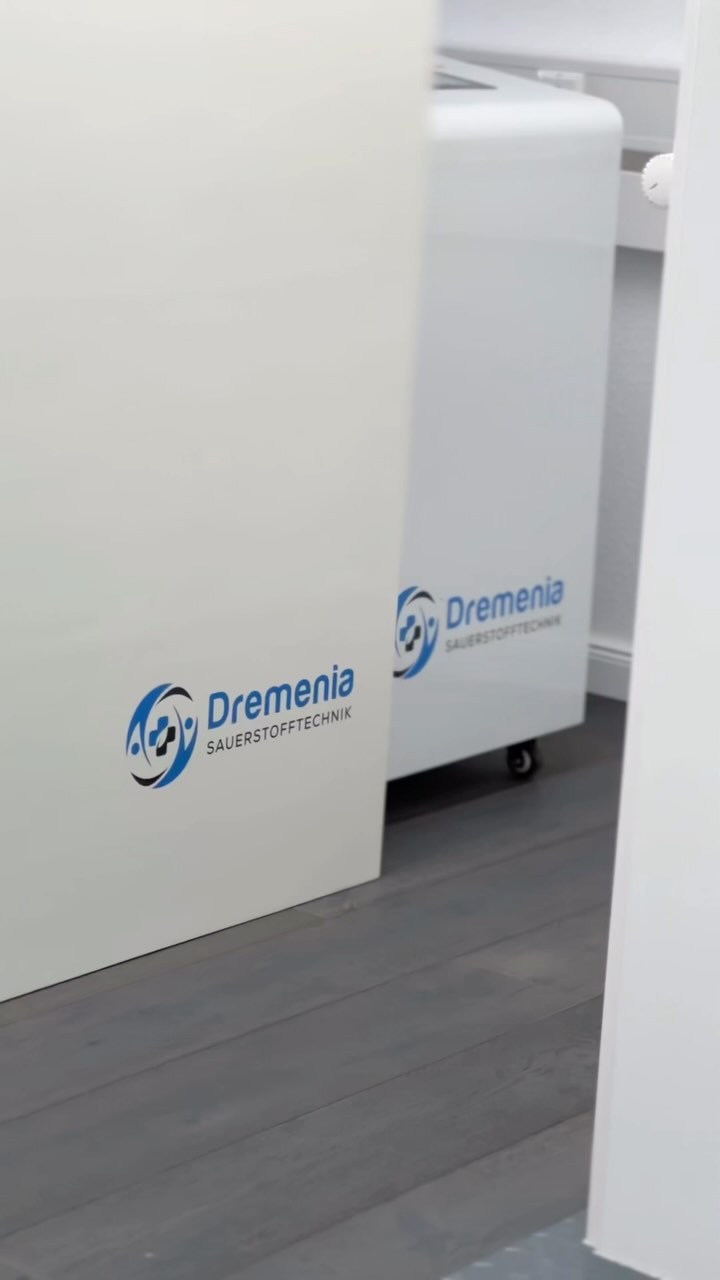 Unsere Dremenia Profi-Line Modularsysteme ⭐️
Heute präsentieren wir euch unsere modularen Sauerstoffkammern aus der Profi-Line Serie. Jedes Exemplar ist ein wahres Unikat, individuell auf Ihre Wünsche zugeschnitten. Dieser Kunde hat seine Kammer ganz nach seinen Vorstellungen gestaltet – und das Ergebnis ist atemberaubend! Mit zwei verstellbaren Sesseln und einem hochwertig verarbeitetem Innenraum aus gestepptem Kunstleder, einem Fernseher und einer indirekten, dimmbaren LED-Beleuchtung bietet diese Kammer eine luxuriöse Wohlfühloase. ✨
Unsere Kammern sind modular erweiterbar und bieten grenzenlose Möglichkeiten. Möchten SIe ein Laufband oder andere Fitnessgeräte integrieren? Kein Problem, wir machen es möglich. 🏋️♂️
Technisch sind unsere Kammern auf dem neuesten Stand. Hochwertige Touch Panels im Inneren ermöglichen eine einfache und intuitive Steuerung sowie Überwachung der Kammer. Alle Einstellungen lassen sich bequem per Fingertipp vornehmen. 📱
Wir legen großen Wert darauf, dass jede Kammer perfekt zu unserem Kunden passt. Jede unserer Kammern wird individuell gefertigt und bietet höchste Qualität und Komfort. Die speziellen Anforderungen und Ideen des Kunden setzen wir mit größter Präzision um, sodass jede Kammer ein echtes Meisterwerk wird. 💙
Unsere Kammern kombinieren modernste Technik mit einem durchdachten Design. Entspannende Musik und stimmungsvolles Licht sorgen für eine Atmosphäre, in der du dich rundum wohlfühlen kannst. 🌿
Interesse geweckt? 💭
Schreib uns eine Nachricht und einer unserer Dremenia-Experten steht dir zur Verfügung! 😊
#dremenia #hyperbaricchamber #hyperbaresauerstofftherapie #longevity #biohackingsecrets #hyperbaricoxygentherapy