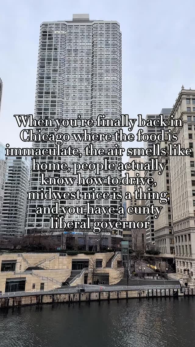 I get off the plane and kiss the ground Katy Perry style. Chicago 🔛🔝
•
•
•
•
•
•
•
•
#chicago #travel #travelgram #twitchstreamer #gamergirls #chitown