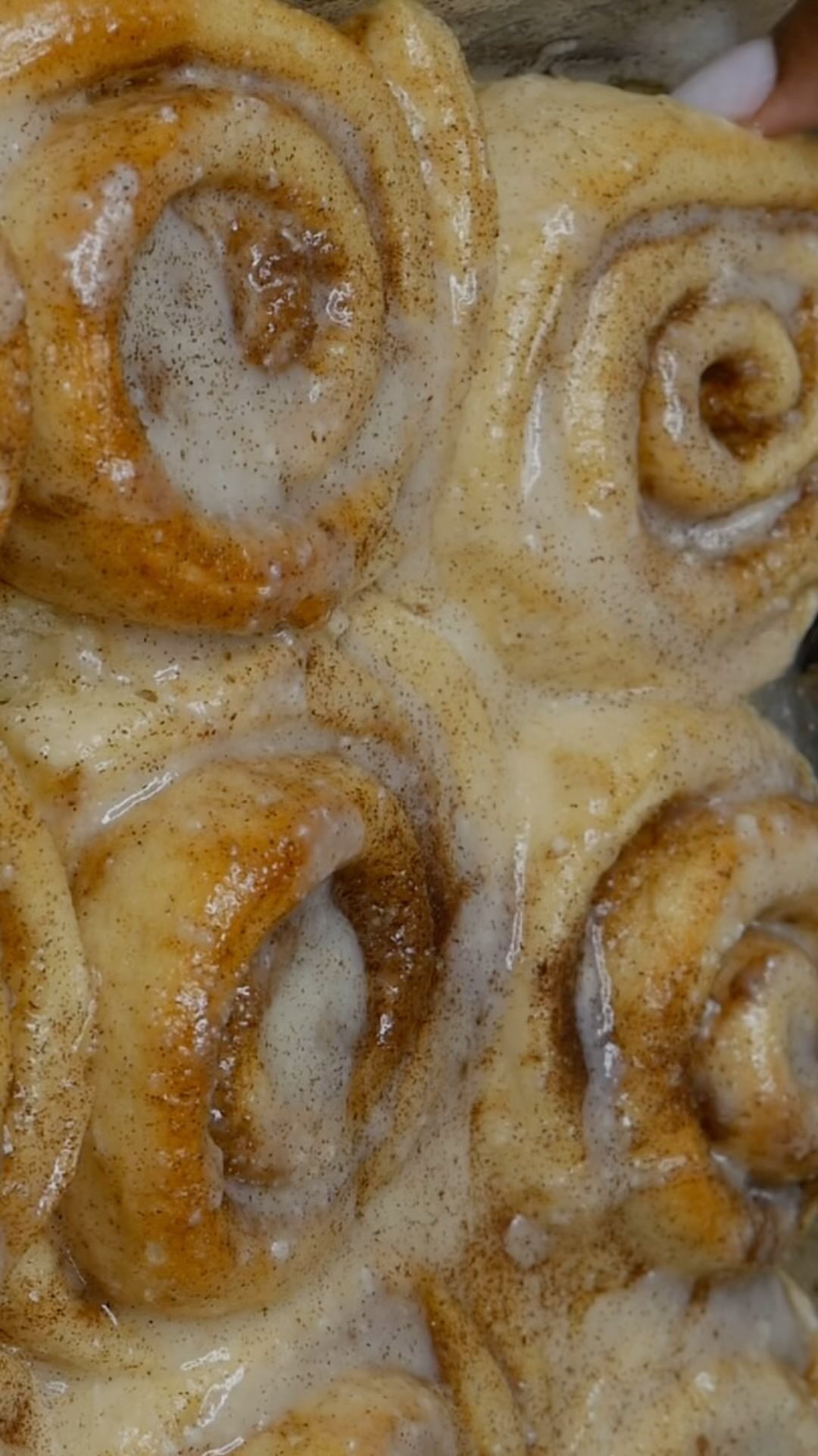 Making love faces with these creamy cinnamon rolls😍 hbu?
#cinnamonrolls #dessert