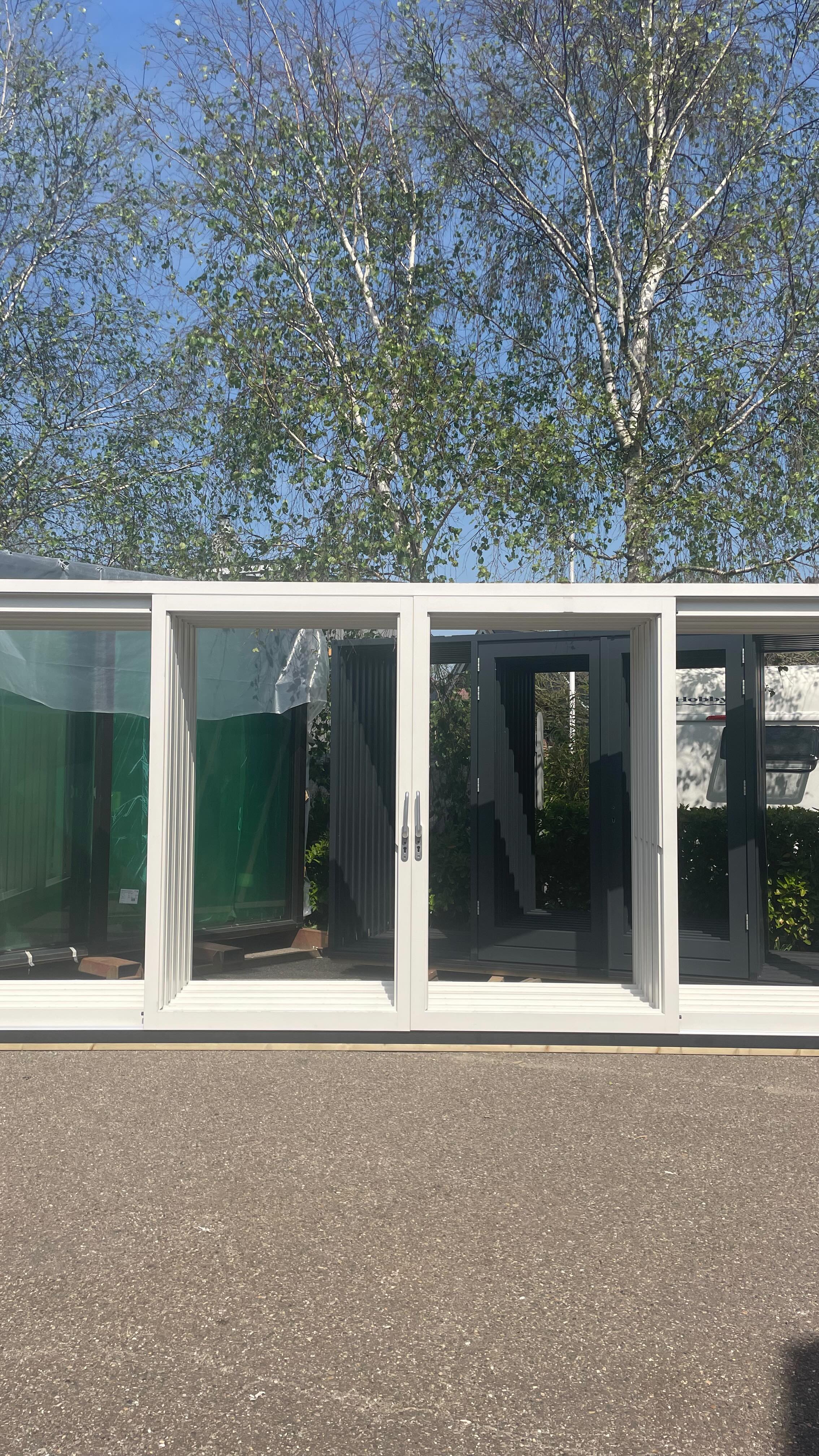 Wouw!😍 Zie je al voor je hoeveel licht er binnen komt met deze schuifpui?!
Deze schuifpui is 550 cm breed en schuift makkelijk door het hef- schuifsysteem. Deze staan standaard bij ons op voorraad. Bestel dit kozijn nu op onze website!
#schuifpui #kozijn #woon #verbouw #wooninspiratie #wonen #huisbouwen🏡