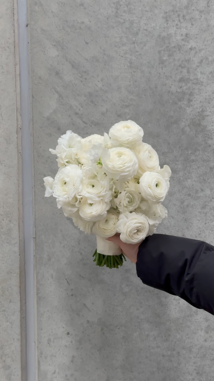 Sweet Pea and Ranunculus, For Claudia 🤍🤍🤍
#adelaideflorist #southaustralianwedding #weddingflorist