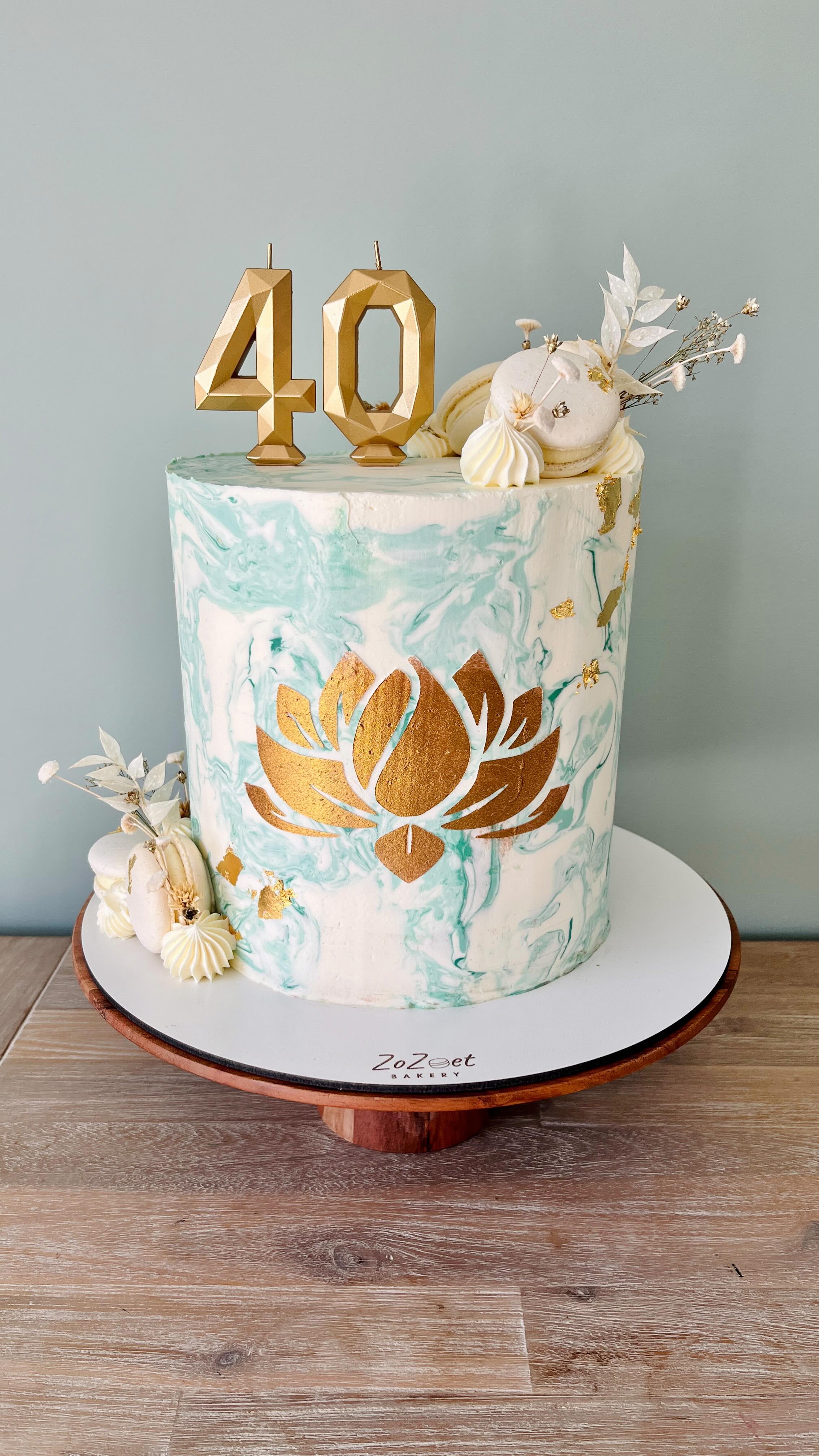 ✨Van idee tot next level custom cake✨
Mijn lieve collega Pamy werd 40 en dat vroeg om een wel heel speciale taart. Op basis van haar logo @lifestyle_onfleek maakte ik met mijn cricut snijplotter zelf een sjabloon om een gouden lotusbloem op de taart te zetten.
Ik ging opnieuw aan de slag met mijn grote favoriet, de marmertechniek die ik leerde bij @gardenofsweetsacademy en zeg nu zelf… wat een next level cake is het geworden, helemaal op maat van Pamy’s wensen. Proficiat Pamy!
#nextlevelcake #cakereels #stencilcakes #stencilcakedesign #marblecake #customcake #taartopmaat #feesttaart #feesttaartoostende #taartoostende #macaronsoostende #zozoetoostende #zozoet #oostende #taartreels #taartvideo #ikkoopinoostende #macarons #artisanalemacarons #cricutcreations #cricutstencil
