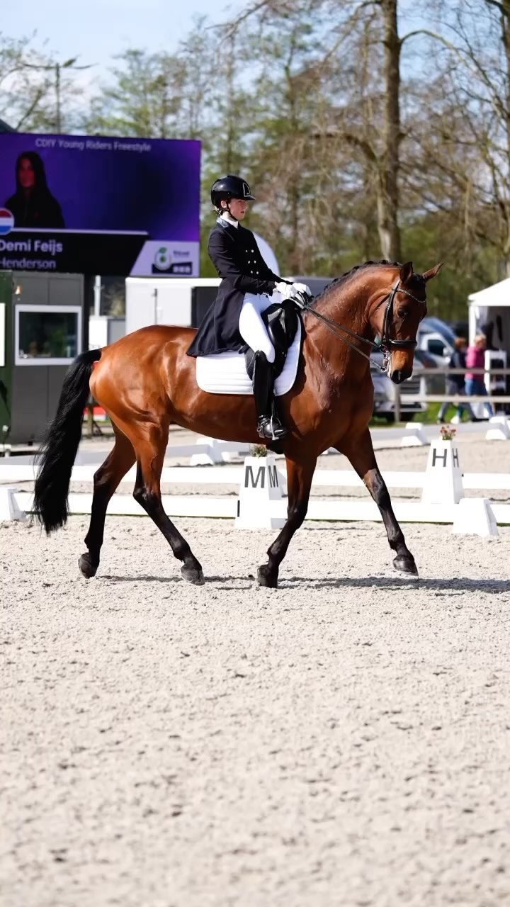 CDI Troisdorf🏆
Tijdens onze pas 2e internationale wedstrijd samen hebben we in de landenproef op de zaterdag een mooie🥈plek behaald met een score van 67,9%
Op de zondag hebben we in de individuele proef de overwinning behaald met een super score van 68,7%!🥇
Ik kan het bijna niet omschrijven, wat een geweldig gevoel heb ik bij Henderson gehad afgelopen weekend!😇
Voor nu vooral onze stijgende lijn vasthouden en knallen op nog meer mooie wedstrijden!🫶🏼
@linda_dick_vanwoudenberg