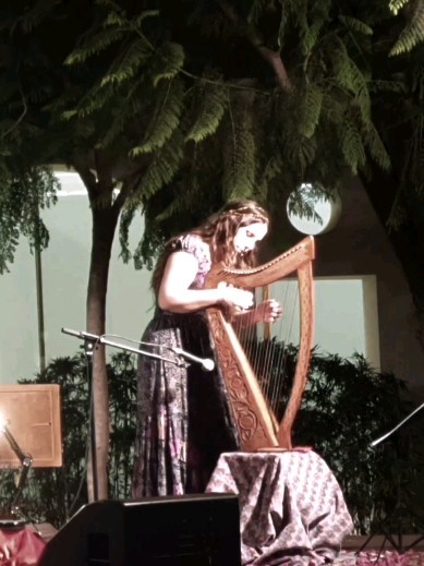 🎶💜La simple belleza💜🎶Versión Libre (fragmento): Che si può fare. Barbara Strozzi s.XVII. EN DIRECTO desde Les nits del Claustre de Museo de Bellas Artes de Castellón. Verano 2020. Concierto que hice sola tras el confinamiento. Un sencillo acompañamiento ad nauseam a falta de músicos. Pero no necesité más para volar un rato.
Ahora vuelvo a recuperar esta maravillosa pieza, siempre a mi terreno de libertad y búsqueda incansable de la belleza.💫✨️Ya iré contando cosas...
#canto #voz #musicaantigua #musicaenvivo #concierto #barbarastrozzi #musicabonita
