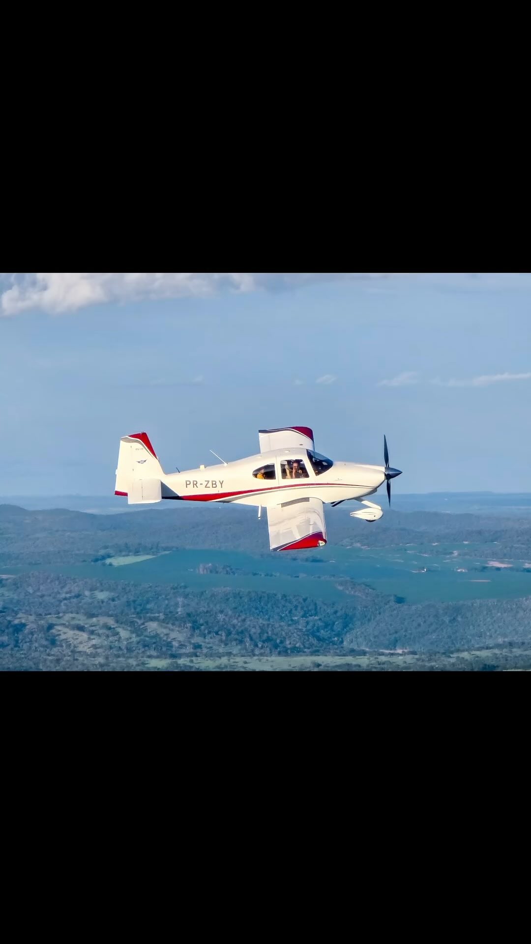 Voar juntos não foi apenas sobre ver o mundo de uma nova perspectiva, mas também sobre compartilhar momentos de cumplicidade e admiração, que ficarão gravados em nossa memória. As risadas, a emoção e o espanto diante da vastidão do céu e da terra abaixo, tudo isso fez dessa experiência algo inesquecível.
Foto @pabloo_andrew
Esses momentos no céu nos lembram de quão grandioso é o mundo e de quão privilegiados somos ao explorá-lo desta forma única. Agradeço por ter pessoas maravilhosas ao meu lado para compartilhar essas aventuras. Que muitos outros voos venham, e que cada um deles nos aproxime ainda mais do infinito e uns dos outros.