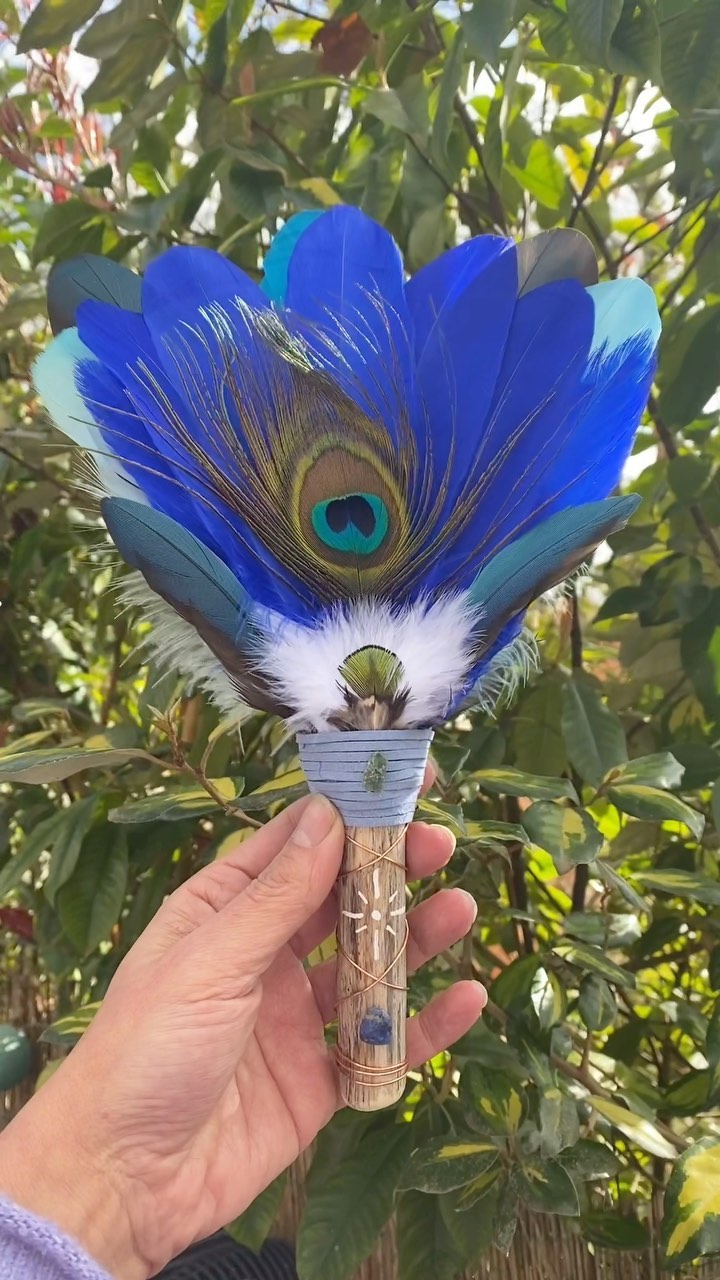 Cet Akawana accompagne pour guérir le cœur afin de développer son intuition, se faire plus confiance , ouvrir son troisième œil. Regarde le monde avec le coeur et non les yeux ..🙏✨🥰
#akawana #troisiemeoeil #coeur #cœur #guerirsoncoeur #guerison #guerisonemotionnelle #guerisonspirituelle #regardeavectoncoeur #intuition #intuitive #confiance #confianceensoi #confiancensoi #objetsacré #connexionsdivines