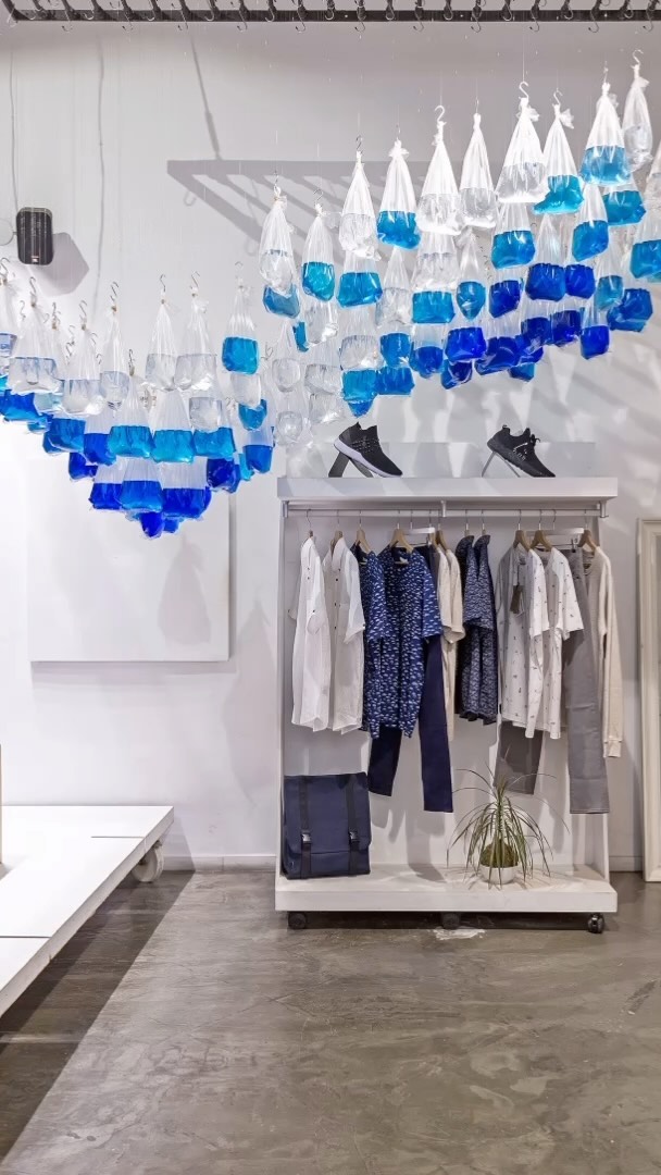 ¿Qué significa la modernidad líquida?
Olow es una marca que nace para ser diferente y para transmitir el buen trabajo detrás de sus productos, la calidad y su honestidad.
El concepto de este escaparate surge a partir de un refrán de la marca, encontrado en el catálogo de la colección: “Un mer calme n’a jamais fait un bon marin’ - “Un mar en calma nunca hizo experto al marinero”.
De esta manera, se transcribe el refrán a la marca Olow, como un marinero que intenta navegar en la sociedad, manteniendo a flote sus principios a pesar de la tempestad
Para reinterpretar esta sociedad, nos inspiramos en el texto “Liquid Modernity” de Zygmunt Bauman, quien introdujo la idea de la Modernidad Líquida: la cual describe a una sociedad representada por un hombre con sentimientos de incertidumbre y ambivalencia; nómade, un hombre sin patrones tradicionales, reemplazados por unos auto escogidos; con énfasis en el cambio y sumergido en el consumismo de nuestra época.
Por lo tanto, el mar cambiante y en movimiento, se identifica con esta sociedad y su economía de volumen. Pero el marinero, OLOW, se contrapone, convirtiéndose en una manifestación “Slow Fashion”, transmitiendo valores más tradicionales y honestos, dando prioridad a la calidad y no a la cantidad.
Esta idea, da forma al escaparate en la tienda IguapopShop en Barcelona, la cual hace algunos años fue una galería de arte contemporáneo y aún mantiene esa esencia.
Con el diseño propuesto se pretende crear una vitrina que forme parte del interior de la tienda, creando un espacio específico para la marca dentro de este local comercial.
OLOW
Barcelona, España
2018
Estrategia: Poesía/Transformación/Trading Up
Puntos de contacto: Fachada/vitrina
Equipo de diseño 🙌🏼: @marmelruj @yansomade @micaseresinifernandez @joaco_acevedoc
#storedesign #retaildesign #sensorial #social #retail #design #store #tienda #espaciocomercial #diseño #diseñodetiendas #shopping #branding #experience #sustainable #space #strategy #storedesign #holistic #shopwindow #vitrina