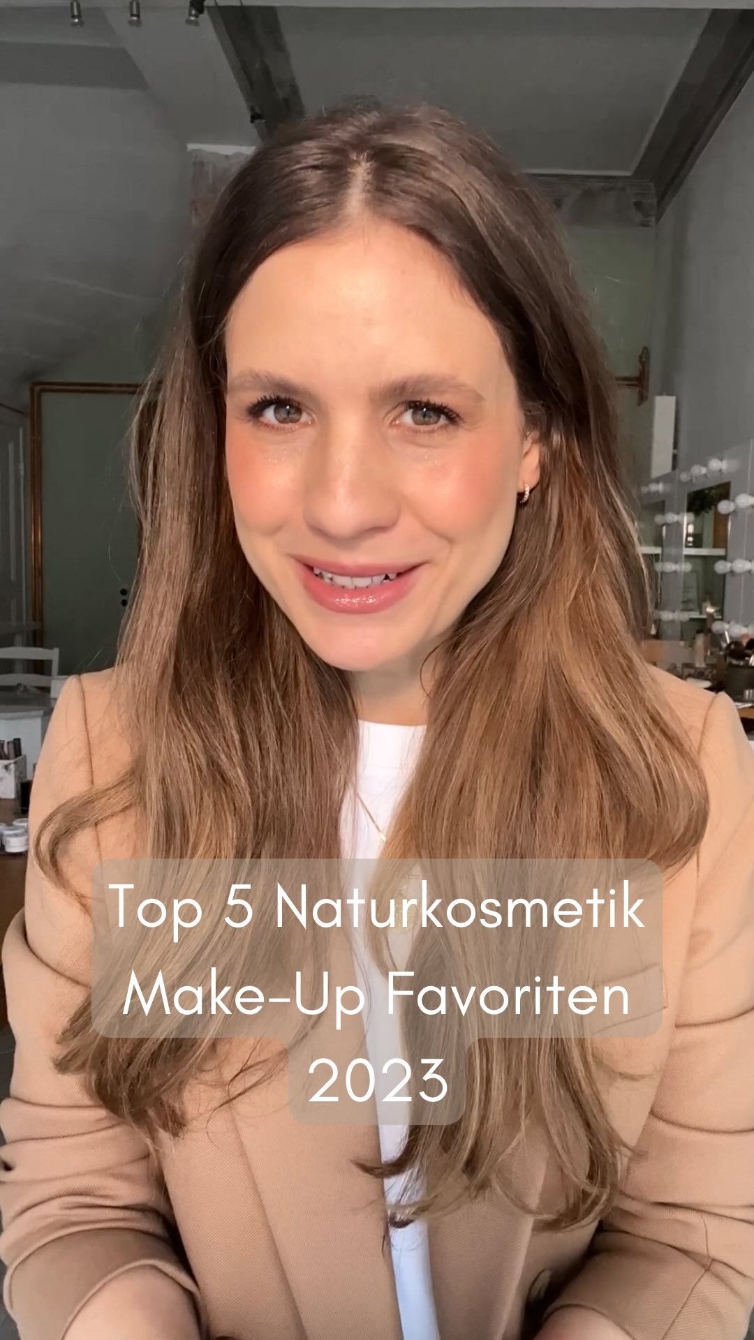 Meine 5 Make-Up Favoriten 2023 🥰🤍
Besser spät als nie: heute gibt’s 5 (eine Auswahl!) meiner Make-Up Favoriten aus 2023. Neue Launches, oder neue Farben!
1) @ritueldefille Mascara: Diese Mascara war wie eine große Überraschung für mich! Dass es eine weitere Mascara geben wird, die wirklich mal an meine Lieblings Mascara von ILIA herankommt. Darauf habe ich gewartet. Sie ist vor allem für diejenigen, die sich sofort mehr Volumen wünschen, ohne dass es super verklebt. Beim ersten Auftragen sorgt sie schon für tolles Volumen und sie hält mega gut!☺️
2) Skinonym Foundation von @madaracosmetics : hat sich in den letzten Monaten zu einem Favoriten entwickelt. Sie ist cremig, leicht bis mittel deckend (lässt sich super aufbauen!) und hat ein sehr natürliches Finish. Es ist als semi-matt beschrieben, also genau in der Mitte zwischen matt pudrig, und sehr glowy. Perfekt für jede Haut, mit der passenden Skincare darunter ist das Finish auch etwas beeinflussbar. Aktuell NOCH 6 Töne, es kommen aber bald mehr!😍🙌🏻
3) @kosas Wet Lipsticks🤍: Diese Textur ist ein Traum😍! Gut pigmentiert, glänzend cremig, leicht auf den Lippen und so angenehm zu tragen! Diese Tinted Lipbalms aus dem letzten Jahr erfüllen alle für mich wichtigen Punkte für ein Everyday Lippenprodukt. Meine Lieblingsfarbe ist Hot Beach, es gibt aber eine grosse Farbauswahl!🫶🏻
4) Cream bronzer @kjaerweis : Auf einen guten Creme Bronzer habe ich gewartet und dieser ist sowohl mit der Farbauswahl (4 Töne) als auch Finish sehr natürlich und sorgt für einen sunkissed Look! 2 kühlere Bronzer Töne eignen sich hier super auch zum Contouring. Ich hätte sie zwar lieber als Stick, aber alles in allem wieder ein Top Produkt von Kjaer Weis!🥰
5) Hydra Blushes von @rmsbeauty - dass ich diese Puder Blushes liebe ist ja kein Geheimnis! Ein Puder Rouge mit leichtem Schimmer, kein Glitzer, und dennoch einer ganz weichen und soften, niemals austrocknenden Textur. Letztes Jahr wurden neue Farben gelauncht und meine Lieblinge sind Bohemian Chic (Peachy Pink) und Crystal Clipper (sunkissed Peach, Brown Rosy).🥰❤️
Und jetzt ihr: was waren 2023 eure absoluten Lieblings Make-Up Produkte?😍❤️
Nächstes Videos dann Skincare?🥰