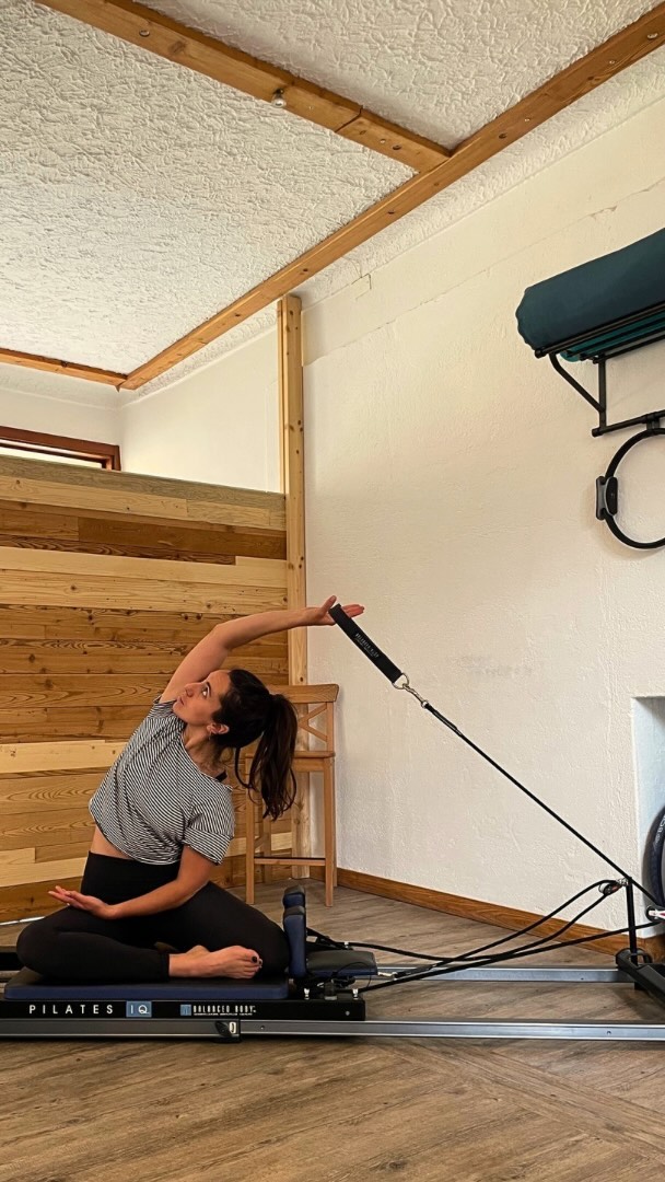 Pilates Reformer
Finalmente è arrivato un nuovo metodo di “tortura” 😂
Hai mai provato questo macchinario? Super versatile, divertente e adatto a tutti. Ti permetterà di lavorare in maniera efficace su flessibilità e rinforzo muscolare senza tralasciare i principi fondamentali del metodo Pilates.
Vieni a provarlo, te ne innamorerai