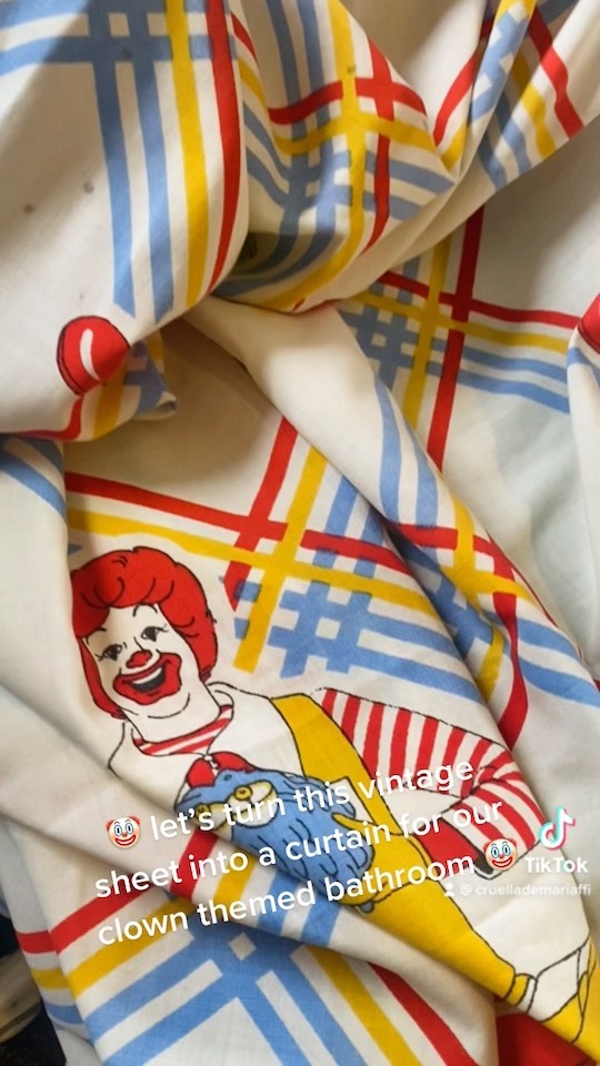 Big shout out to @magpie.vintage.nl who sold me this sheet at the @stjohnsfarmersmarket’s vintage fair this weekend!
A curtain diy is the easiest diy there is 🤡