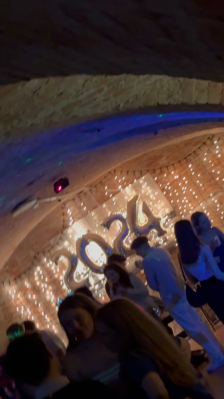 Maturaball Krems 2024 ❤️
Was für ein After-Matura-Ball 🥳
Der privat organisierte Maturaball wurde mit rund 120 Personen veranstaltet und die Stimmung war vor Ort mehr als nur feierlich. 😝
anfangs waren die Maturanten und Besucher eher zögerlich, aber nachdem einer einmal angefangen hatte, konnte man sie nicht mehr von der Fotobox wegdenken. 😇
Sie haben unsere Forobox mehr als nur gut ausgenutzt und dadurch zahlreiche Erinnerungsfotos bekommen. 🥰
#maturaball #niederösterreich #fotoboxmieten #fotobox