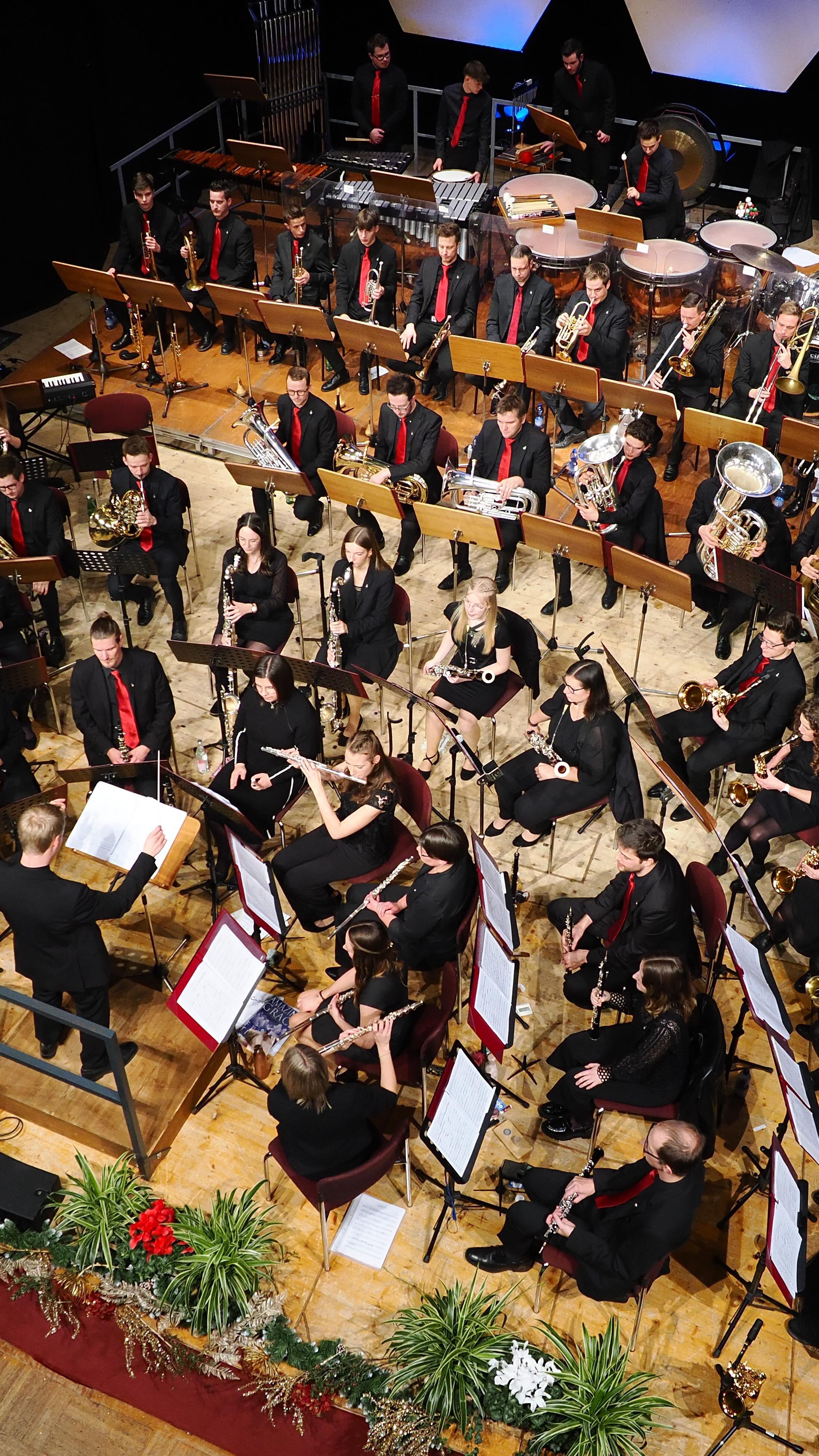 Behind the scenes- Neujahrskonzertversion! 🎶🥂✨
📍6.1.2024 im Stadtsaal in Lienz 🍀
#recap #behindthescenes #bläserphilharmonieosttirol #bpho #symphonischesblasorchester #sinfonicband #windband #osttirolbergtirol #neujahrskonzert #musikverbindet #biszumnächstenmal