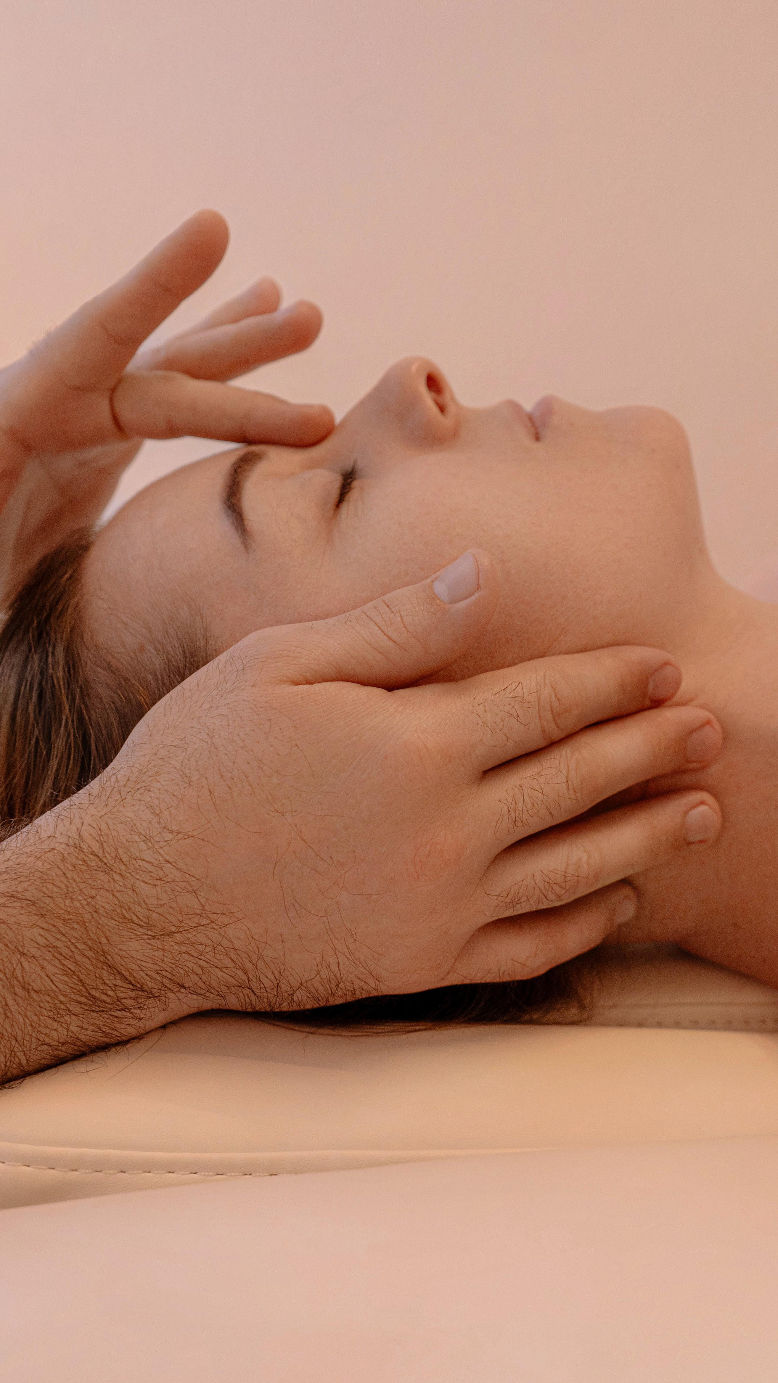 ✨ Ouvrez la porte vers un monde de sérénité et d’harmonie !
Voici ce que ressent chaque client pendant une séance :
1️⃣ Détente des Profondeurs Musculaires : Chaque toucher élimine en douceur, mais efficacement, la tension profonde du corps, libérant les muscles du stress accumulé.
2️⃣ Plongée dans un État de Repos : Avec le doux murmure des techniques, le corps passe progressivement en mode repos, où les soucis et les tensions se dissipent.
3️⃣ Nettoyage Énergétique : Le massage n’est pas seulement pour le corps, mais aussi pour l’âme. Les vibrations agréables aident à libérer l’énergie, rétablissant l’équilibre.
4️⃣ Revitalisation et Recharge : Chaque mouvement apporte une sensation de fraîcheur, comme si le corps se réveillait après un long sommeil. C’est une véritable source d’énergie!
5️⃣ Libération des Blocages Musculaires : Les muscles se libèrent des blocages et deviennent plus mobiles. C’est comme une respiration libérée.
#massage #selfmassage #selflove #masseffect #massagespa #fribourg #massagefribourg #relaxmassage #alexmodvala