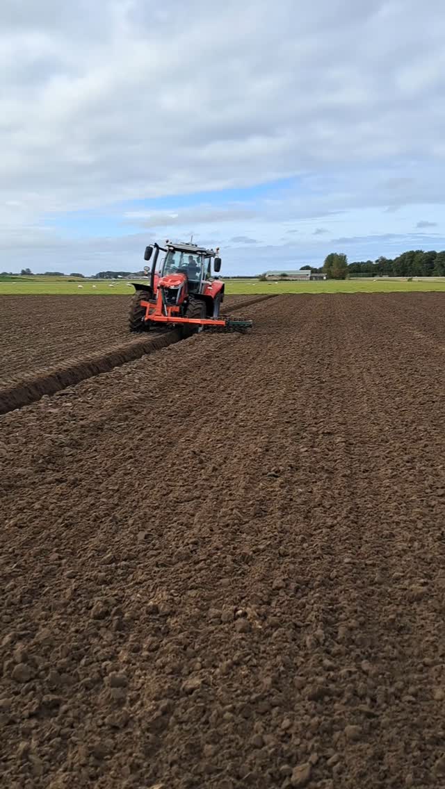 Prachtige omstandigheden om het land te ploegen zodat we straks weer kunnen gaan planten