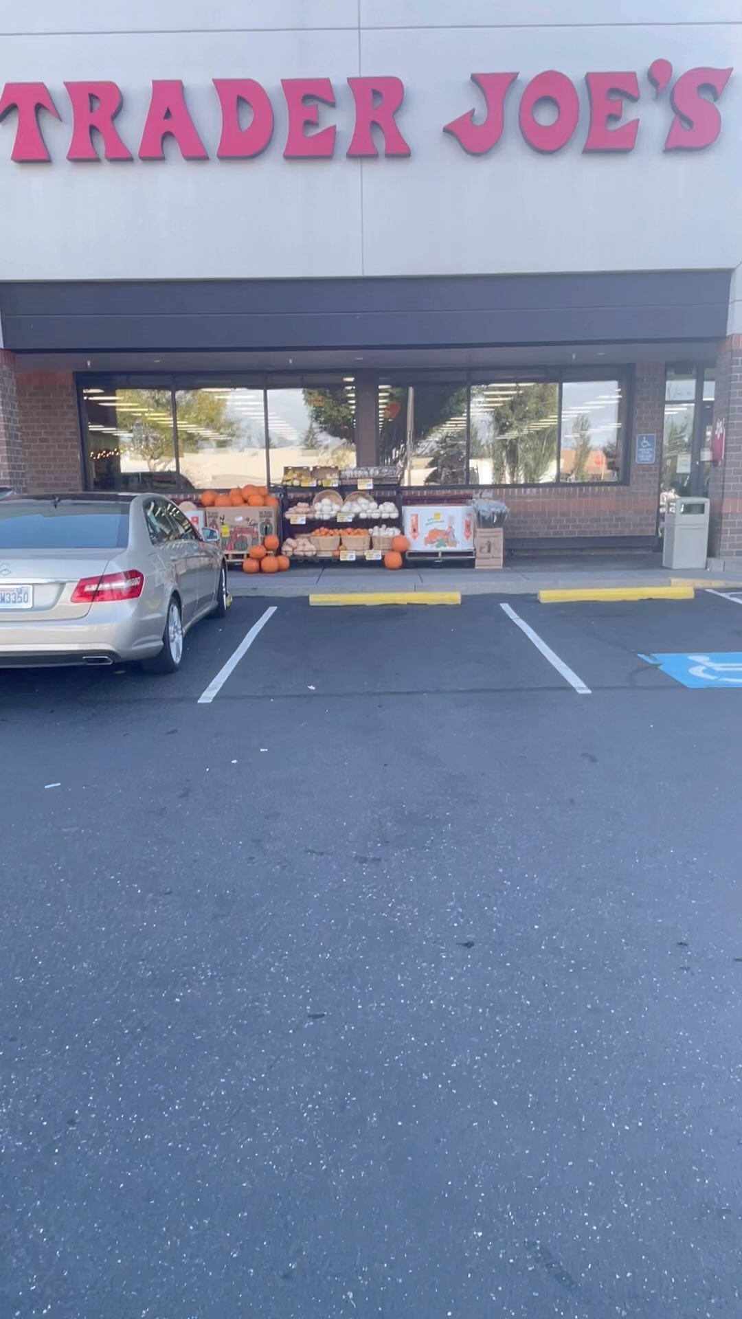 Espiral Vinho Verde: https://shorturl.at/WdML5
La Grotte Lambrusco: https://shorturl.at/uQYTy
Lachateau Pouilly Fumé: https://shorturl.at/QPNjp
Next winery tour is Oct 15th. Only a couple seats left. book now before they’re taken: https://shorturl.at/bGB2G
What else should I review? Should I taste everything at TJs?
#traderjoes #traderjoeslove #winereview #ritualwinepnw #oregonwine #winetour #camas #vancouver #camaswashington #wine #winelife #oregonwinecountry #camaswa #winetasting #wineeducation