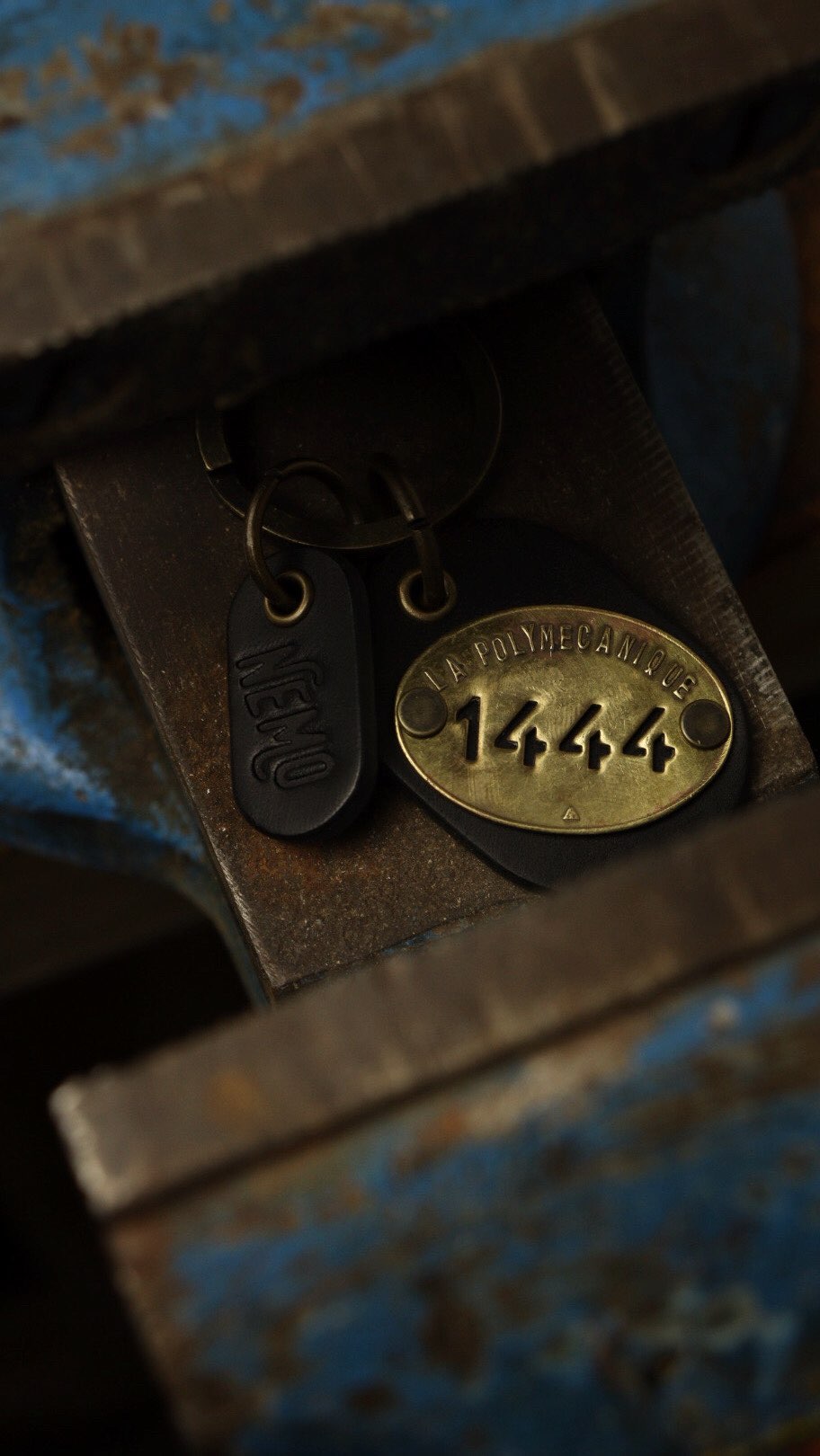 “La Polymecanique” is a unique key holder with vintage brass tag coming from an old French engine factory.
#keyholder #keyfob #keychain #porteclef #madeinfrance #nemoleathergoods #leatherkeychain #vintagebrass #brasskeychain #heritagestyle #ruggedstyle