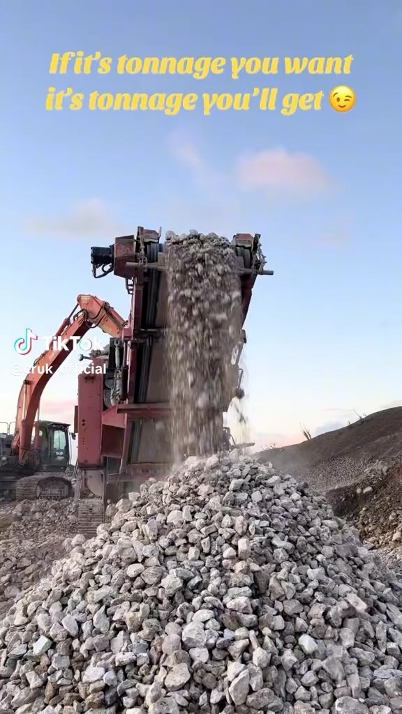 The mighty J1175 hard at it 💪🏽🤠
#jawcrusher #terexfinlay1175 #terexfinlay #crushingplant #construction #quarrying #quarryingmachinery