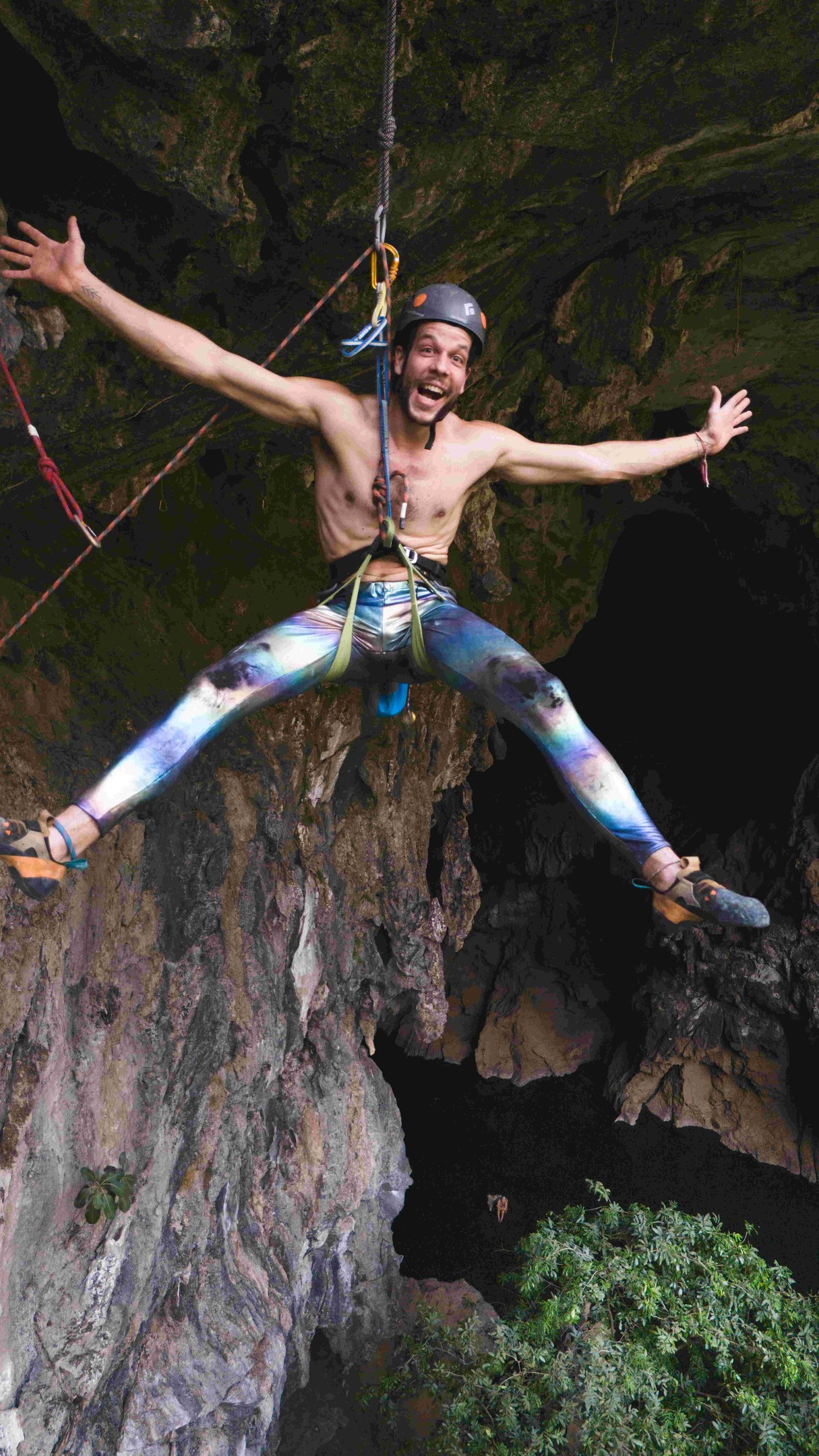 Périple Laotien 2024 - #RockclimbingLaos #thecave 🧗
✅ Skin up 6c, The Cave left side
Une voie de 40m complètement folle et interminable qui mérite amplement sa propre publication!
En dévers sur 75% de sa longueur, une exposition et un sentiment aérien surréaliste (!!), des prises coupantes (la voie porte bien son nom), sales et pleines de terre, du drag dans la corde comme c'est pas possible, des mouches qui entrent dans la bouche, les yeux, le nez, les oreilles, des chutes immenses, un exercice d'endurance physique complet ! Me croyez vous si je vous dis que j'ai eu du plaisir haha!?
Malgré tout, des photos hors de ce monde grâce au talent incroyable de mon ami @irvinbubar 📷 qui est parvenu à encapsuler sur pellicule l'ascension d'une licorne au-dessus de cette majestueuse grotte! Merci mon vieux pour tes skills de magicien du drone! 🤖🙏 Merci aussi à Charlotte pour l'assurage et à @annidoorey pour les encouragements! 🙌
Et enfin merci aux ouvreurs et ouvreuses du Green Climbers Home pour la qualité exceptionnelle des voies, pour les installations sécuritaires et pour le développement d'un site de réputation internationale! 🔥
-
Les cotes c'est une chose. Et malgré les belles réussites sur le plan de la performance (3 projets réussis dans le 7a, 5.11d/12a), ce dont je suis le plus fier et satisfait au cours de mon voyage au Laos, est d'avoir poussé mon mental pour parvenir à grimper de manière confortable dans des voies au style totalement opposé à ce que je grimpe habituellement.
En travaillant sur mon anti-style dans le but de bonifier mon coffre à outil, je suis devenu un grimpeur plus complet, plus versatile, plus polyvalent, le tout en vivant ma best life sur la roche, avec les copains! Yeah! Quoi demander de mieux! 🤩
.
.
.
.
.
#rockclimbing #climbinglife #climbingtrip #laos #australia #roadtrip #nomadlife #voyage #travel #escalade #climbing_pictures_of_instagram #climbing #thakhek #greenclimbershome #gch #southeastasia #asiatrip #climbingasia #alwaysbetterinunicorn #unicorn #rainbowfit #releaseyourinnerunicorn
🦄🌈✨