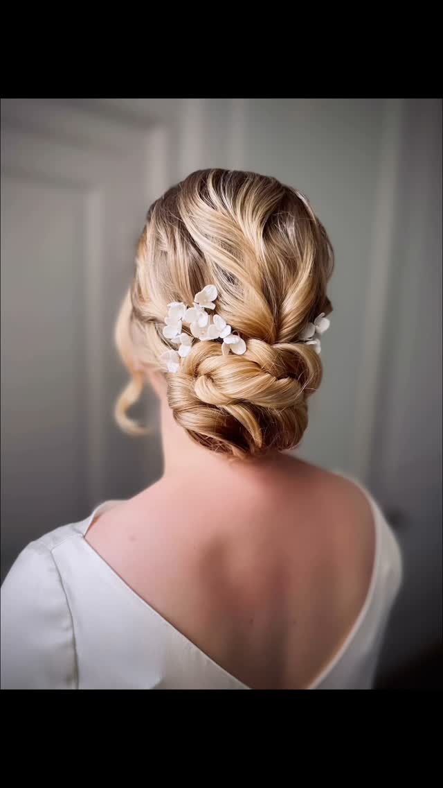 My beautiful bride Rebecca chose a textured low bun for her wedding day at the stunning Sidney Sussex College š¤
It was the perfect match for her authentic handmade dress and the timeless charm of the venue.
Loved creating this classic style with a modern twist ā elegant, effortless, and completely her.
Working with photographer @chrisbolandweddings
#BridalHair #TexturedBun #ModernBride #WeddingHairInspo #SidneySussexCollege #BridalStylist #ClassicWithATwist #ElegantBride #UKWeddingStylist