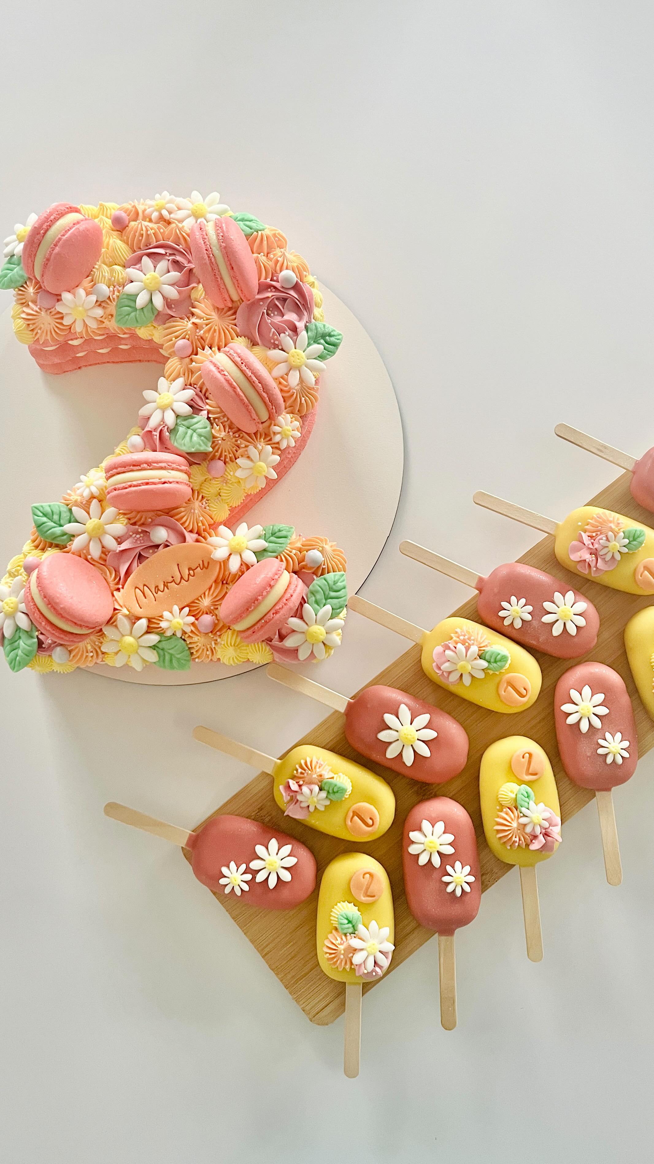 ✨Matching cakesickles✨
Wil je graag een cijfertaart bestellen, maar is het formaat net iets te klein voor het aantal mensen dat je verwacht? Dan heb ik als aanvulling nog heel wat ander lekkers in mijn assortiment 😋
Zoals deze cakesickles, die heerlijk matchen met het waarschijnlijk allerlaatste echt zomerse taartje van dit jaar. Met het zonnetje dit weekend kon het nog net, niet? 😉
Stuur me een berichtje voor meer info of kijk op www.zozoet.be/sweets 🩷
#cakesickles #dipvideo #cakesicklesofinstagram #macaroncake #macarontaart #cakepops #zozoet #zozoetoostende #zozoetmacarons #oostende