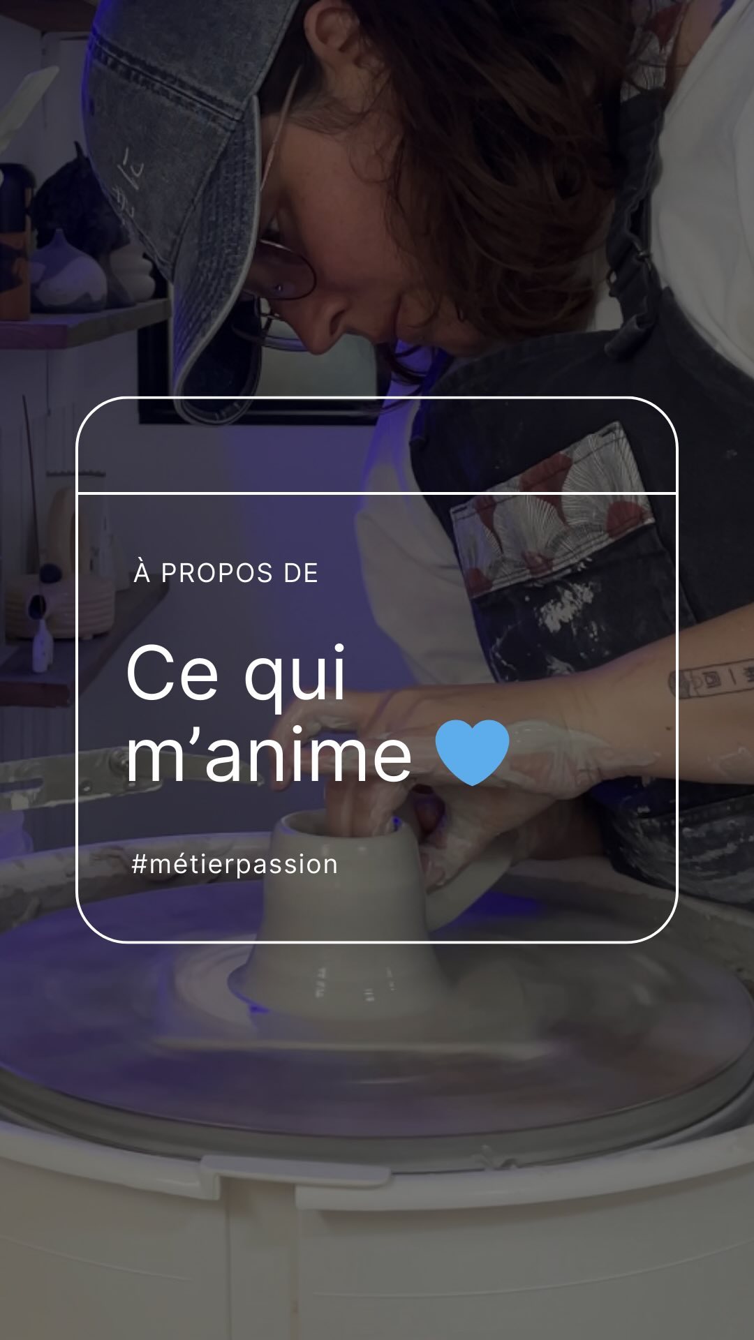 Dans mon métier d’artiste, ce qui m’anime le plus c’est :
💙Travailler seule en musique, plongée dans ma propre création, en harmonie avec les mélodies
💙Trouver la paix intérieure au contact de l’argile, où chaque mouvement devient une méditation
💙Explorer les possibilités infinies offertes par ce métier, où chaque jour est une nouvelle aventure créative
💙Les relations entre entrepreneurs, qui nourrissent ma motivation et m’encouragent à toujours aller plus loin
💙Les rencontres avec les clients et collègues lors des marchés, moments d’échange et de partage qui enrichissent mon parcours
💙Les projets avec les professionnels, où la collaboration et la créativité se rencontrent pour donner naissance à des réalisations uniques
💙Ne jamais m’ennuyer, car il y a toujours quelque chose de nouveau à découvrir, à expérimenter
💙Toujours aspirer à développer des projets plus grands, plus beaux, plus complexes, car la passion ne connaît pas de limites
💙Enfin, l’ultime aspiration : vivre pleinement de ma passion, faire de ma créativité mon métier, pour une vie comblée de réalisations et de beautés (parfois imparfaites)
#entrepreneurship #viedartiste #metierpassion