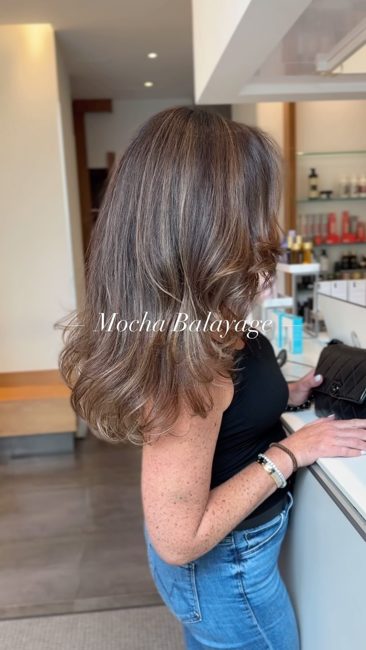 Mocha Balayage
Rich brown with soft, blended highlights
.
.
.
#MochaBalayage #CaramelHighlights #WarmBrunette #HairColorInspo #BalayageLovers #SunKissedHair #HairGoals #vibranceschwarzkopf