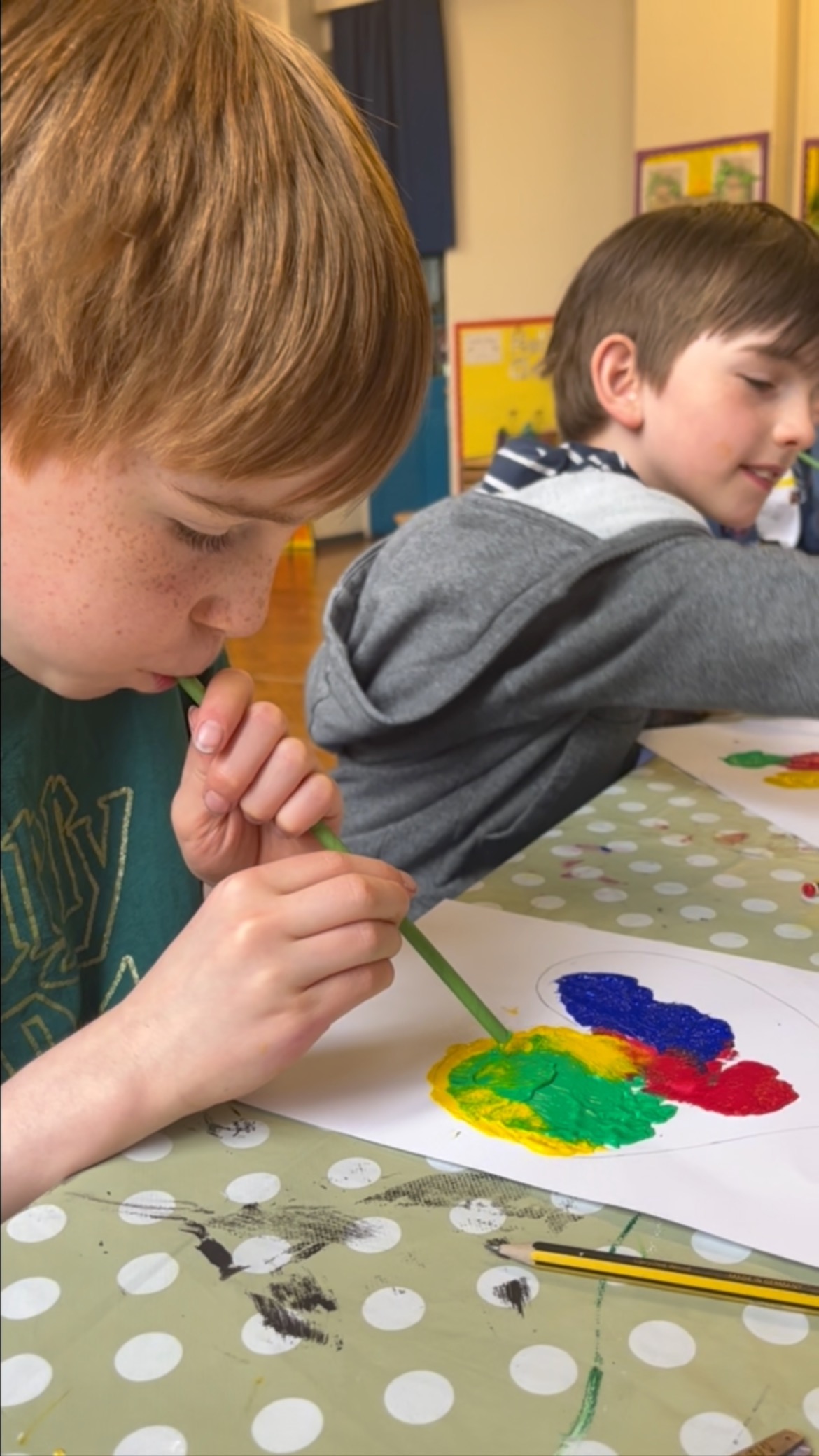 We created awesome hydrangeas paintings 🌸by blowing bubbles and looked at marbling gorgeous love hearts 💕
We had lots of fun playing booga booga and using different voices! 🥳🎉🤩
Stay tuned for more fun tomorrow 👏👏👏