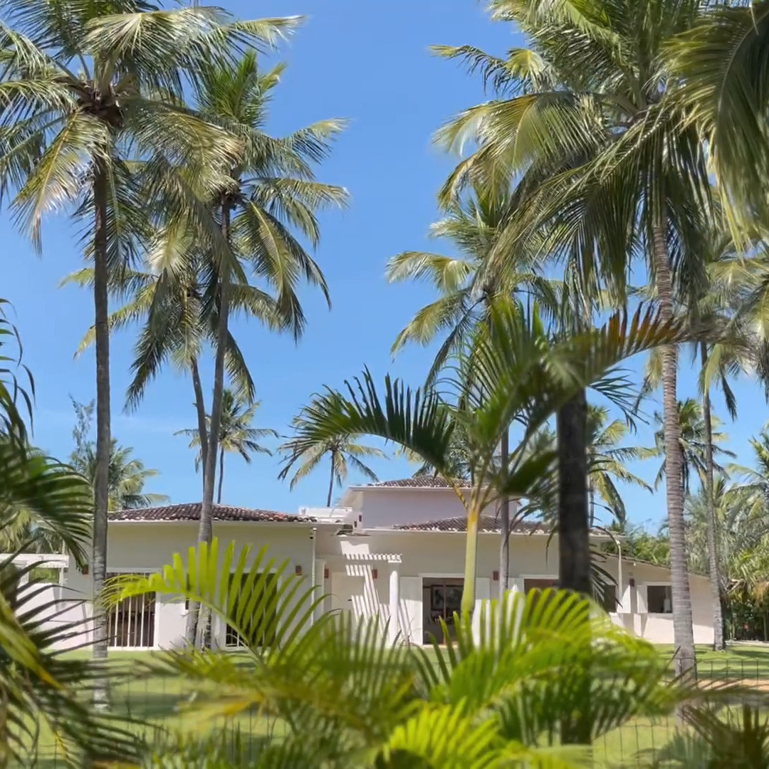 Come to Villa Mar-a-Villa your home at Paradise! Here surrounded by coconut trees, steps away from white sanded beaches of the brasilian caribbeans! Book you stay and upgrade it with our tailor made service packages such as private cook, shopping service, massage and spa treatments! Stay for a couple of days of longer and discover the beauties of the northeast of Brazil! If you want a more adventous stay, our consierge will organize thrilling quad and buggy tours, or kite surf course...! When you think of your stay....you'll always want to come back! We'll be waiting for you ;-)