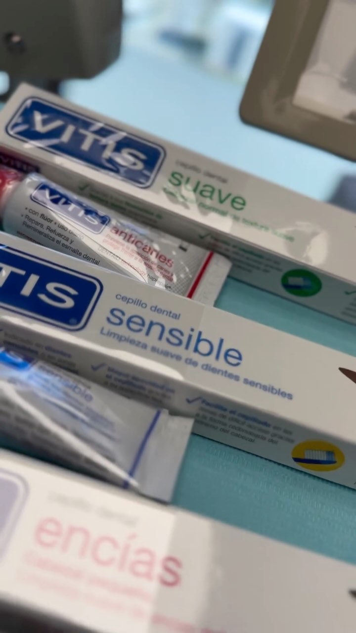 ¡Llegó un regalo especial de VITIS® Acompáñenme a ver que es! 🎁✨
Elegir el cepillo adecuado es esencial para cuidar nuestra salud bucal, y las texturas suaves de VITIS® son perfectas para mantener nuestras encías y dientes felices. 😊🦷
En este reel les muestro por qué un cepillo con la textura correcta es clave para tu salud bucal. ¡Dale a tu sonrisa el cuidado que se merece! 💙
#SonríeConVITIS #VITISChile #SaludBucal #CuidadoDental #TexturaSuave”