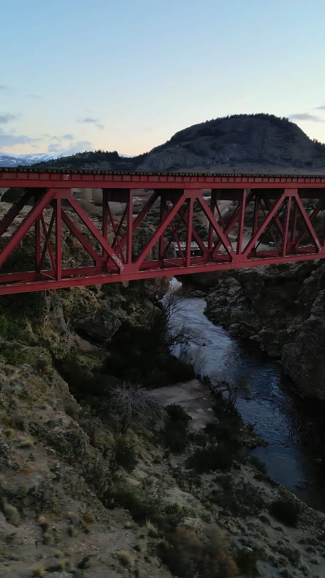 📸✨ Donde la magia del cine se encuentra con nuestra pasión por la fotografía ✨📸
Hace poco, Bariloche fue el escenario de Atrapados, para los que vivimos aqui nos da mucho orgullo y nos recuerda lo afortunados que somos.
La Patagonia no solo es un destino; es un sueño hecho de luz, sombras y colores infinitos. Cada foto es un instante atrapado en el tiempo, un pedacito de su magia que nos llevamos con nosotros.
🌿🏔️ Aquí, en este escenario natural impresionante, seguimos aprendiendo, explorando y capturando momentos irrepetibles.
Piloto: @gaspariglesiass 👏🏻
#FerdoAcademia #SalidaFotográfica #Bariloche #Patagonia #netflixlat