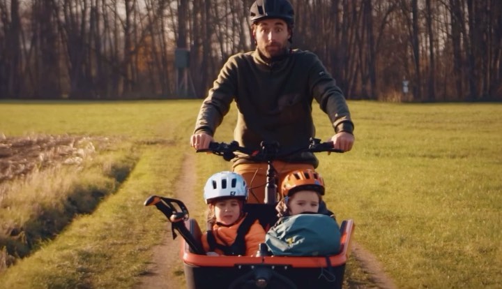 A che serve una Cargo Bike? Abbiamo iniziato a vendere le bici elettriche nel 2012 e solo verso il 2016 i clienti hanno iniziato a credere davvero in questo “nuovo” modo di andare in bici. I “puristi”, quelli che mai sarebbero passati alle eBikes, sono passati quasi tutti e chi ancora resiste ci sta già pensando.
Guardando oggi al futuro della mobilità urbana scommettiamo che in molti decideranno di passare alle cargo bikes. Diventerà una moda.
A due, tre ruote, col cassone davanti oppure dietro.
Intanto Cube le ha già in pronta consegna, con batteria Bosch fino a 1000Wh ed il motore specifico adatto all’uso gravoso.
https://www.cube.eu/it-it/e-bikes/transport/cargo-hybrid
#ebike #bike #electricbike #mtb #ebikes #bikelife #cycling #emtb #mountainbike #ebikestyle #bicycle #ebikelife #electricbikes #mtblife #ebiketour #electricbicycle #fahrrad #fatbike #electricscooter #electricvehicle #escooter #cyclinglife #electric #nature #bikes #pedelec #ebikeshop #enduro #scooter #enduromtb