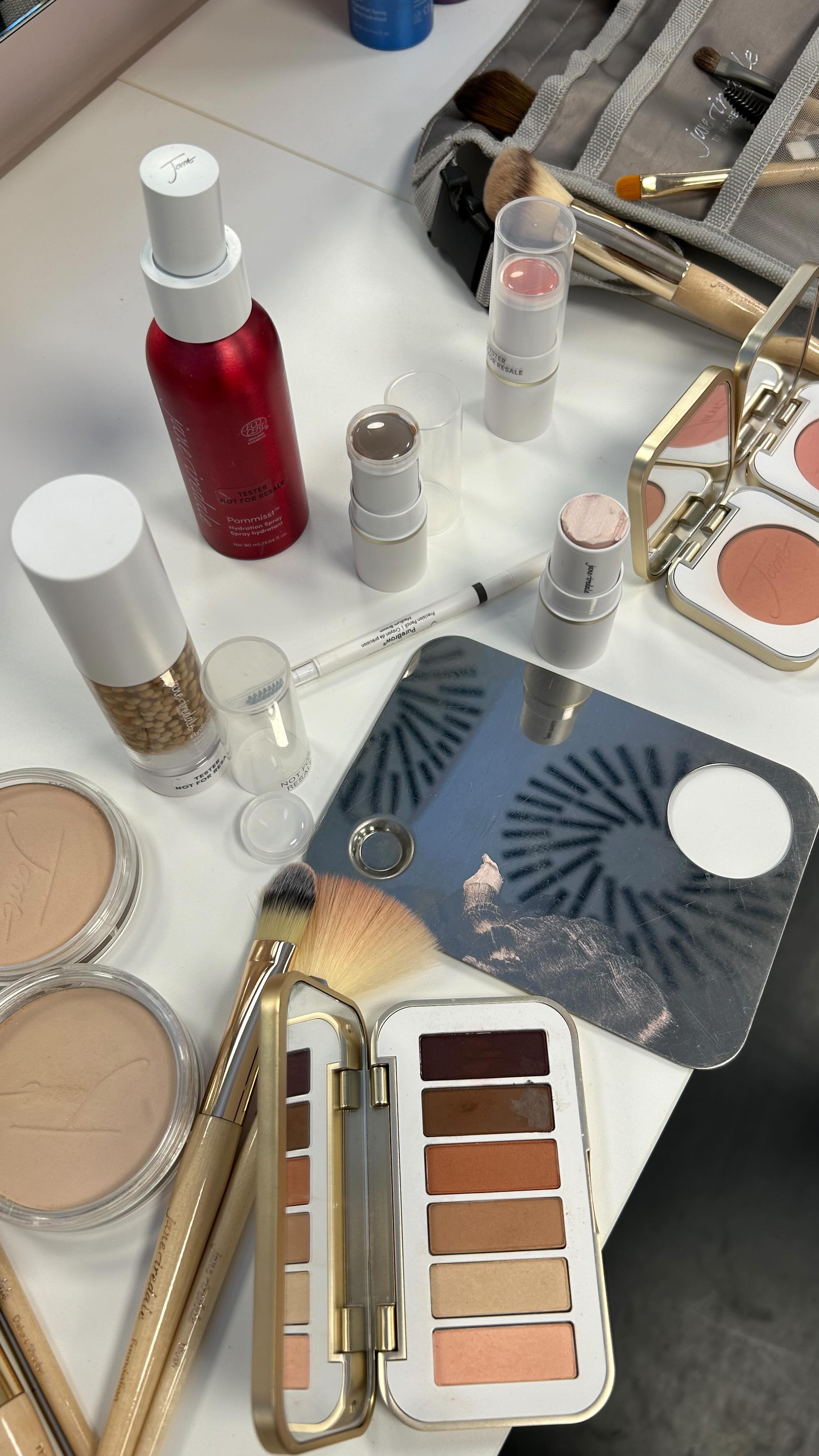 Zwei Tage voller natürlicher Schönheit & Inspiration 🤍Bei der Make-Up Schulung mit @janeiredale – The Skincare Makeup durfte ich erleben, was es bedeutet, wenn Hautpflege und Make-Up perfekt verschmelzen ✨🌿 Einzigartig, achtsam und einfach schön!
Lust auf einen individuellen Make-Up Termin? Buche jetzt Deine Beratung und entdecke die Produkte selbst!
#cleanbeauty #janeiredalemineralmakeup #studioblueneburg