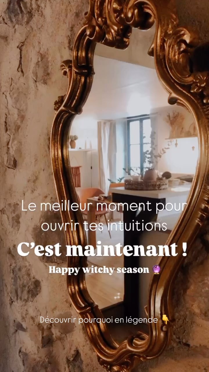 ⋒ Witchy season : la saison pour connecter à toi et au subtil ⋒
Bienvenue dans la saison des Sorcières !
Dès le 1ᵉʳ octobre, je me mets sous mon plaid avec un matcha et Harry Potter (j’en suis déjà au 6ᵉ, ne me jugez pas), et je sors mon Tarot tous les jours pour faciliter l’introspection de cette saison.
Dans la formation Tarot qui commence vendredi, ouverte en ligne et en presentiel à Annecy, on explore nos ressentis et les enseignements des sagesses ancestrales.
Ce mois-ci, le voile entre le monde physique et le monde subtil devient plus fin.
Les anciens avaient l’intuition que les manifestations du subtil étaient plus présentes à cette période de l’année, où tout décline vers la fin, la mort, puis le renouvellement.
Les conseils du Tarot pour développer notre intuition et notre capacité à recevoir des messages (du subtil ou de nous-même !) sont plutôt clairs :
• Faire de l’espace dans nos pensées : même si celles-ci nous sont très utiles dans beaucoup de cas, nos pensées n’ont pas leur place dans la réception d’un ressenti. Pour faire de l’espace entre nos pensées, mes activités favorites sont le yoga, l’aquarelle et la poterie (récurer sa maison de la cave au grenier marche très bien aussi !)
• Ménager des temps de calme et de solitude : avis à toutes les mamans de cette liste, si on peut le faire, pas toute la journée, mais on peut le faire !
• Utiliser un support d’intuition : On a le choix ici, car notre corps et l’écoute de nos sensations physiques est un parfait indicatif de notre intuition, mais également le support des cartes (évidemment !), du pendule etc.
❤️ Suivez @lespaiennes_ pour plus d’inspi Tarot
——————————————
Les Païennes par Anne-Flore Laurec
⋒ Intuition, mythologie, philosophie du Tarot
🜻 Eclairer les besoins et challenges
☽ Pour soi, ses enfants et son couple
⚘ Annecy, Genève et en ligne
