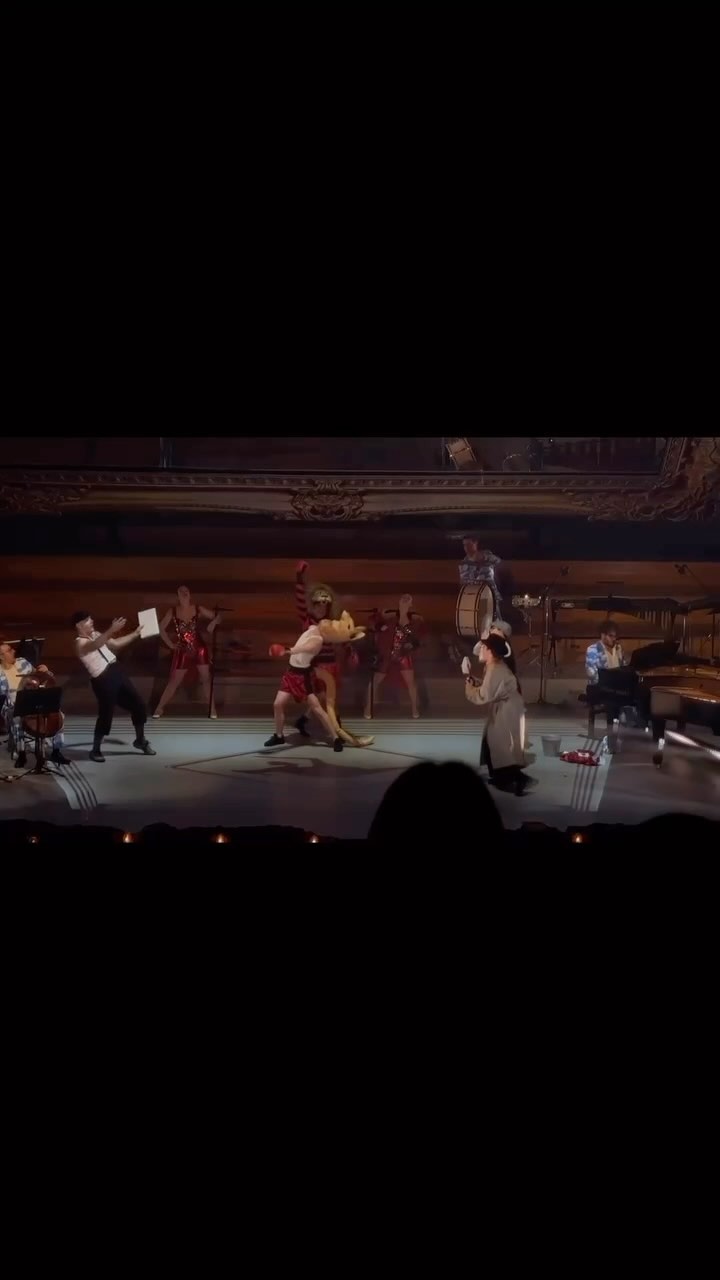 1 ans après le succès du « CARNAVAL DES ANIMAUX » le spectacle à succès de Luc PETIT se rejoue, cette fois-ci au cirque royal à Bruxelles.
J’ai été ravi d’avoir pu être directeur costumes sur le spectacle magique, avec une équipe et des artistes formidables.
Je vous invite à aller le découvrir au @cirqueroyalbruxsel
Félicitations @lesnocturnalesdelucpetit @orchestrephilharoyaldeliege @coppensbruno
@luc_petit_