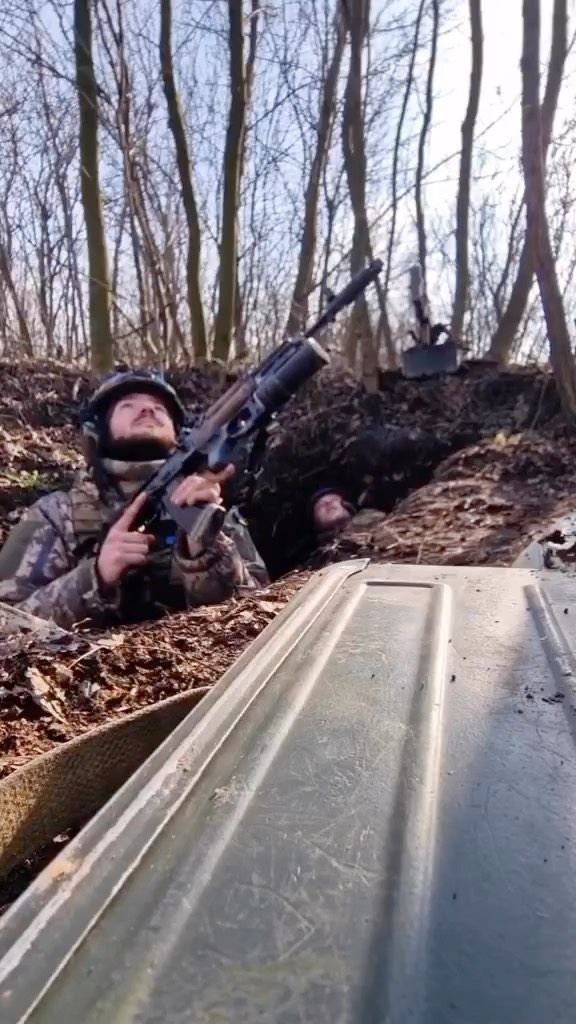 🇺🇦
A Ukrainian soldier takes down a Russian @djiglobal Mavic 3 surveillance drone that was no doubt going to be directing artillery their way.
Both sides are using DJI drones for surveillance and to drop grenades, mortars and other improvised explosive devices.
Pretty remarkable seeing consumer drones used for modern war, cheap and effective.
🇺🇦Slava Ukraini 🇺🇦
.
🎥 @ukraine_defence
•
#ukrainewar #russia #war #dji #djiglobal #dronegear #dronelife #drone #warzone #ukraine #drones #aerialphotography #europe #djimavic #djiglobal