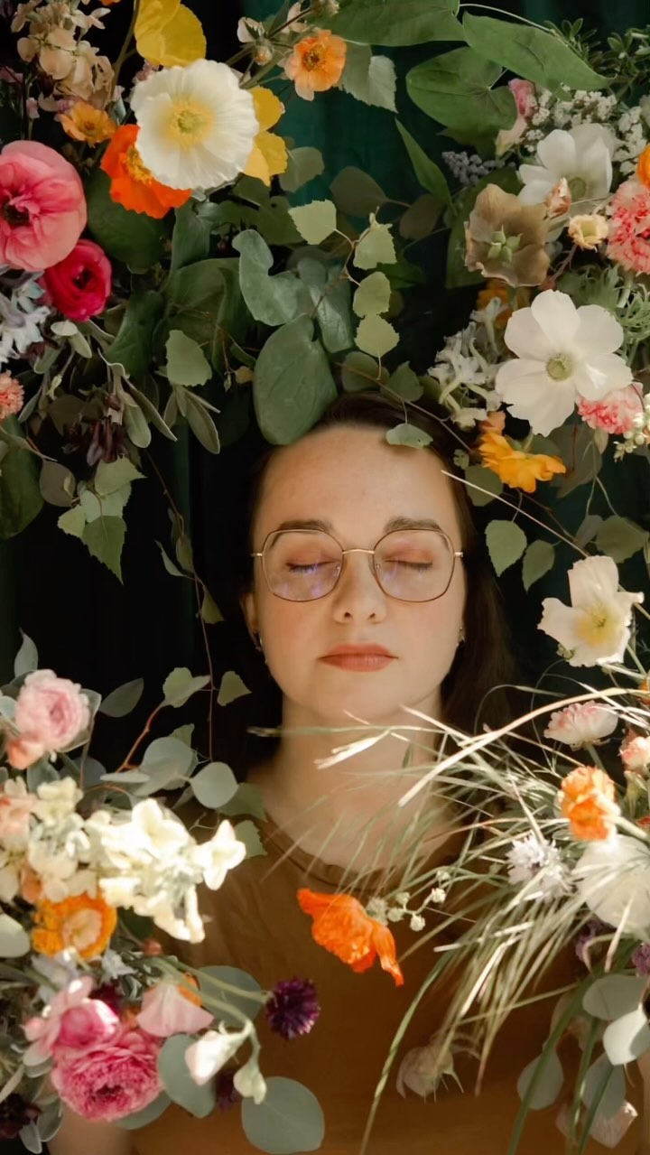 J’adore quand ça part un peu freestyle shooting photo avec @solveigandronan sur les workshops!
Ces images sont précieuses car elles refletent aussi à quel point les workshops de trois jours sont des épisodes de travail intense, de grande concentration mais aussi de détente et de rires! On passe de vrais bons moments entre les fleurs! 😁