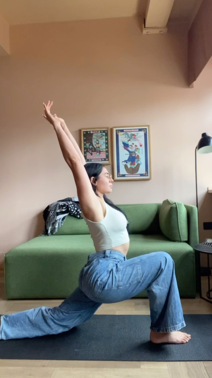 I've incorporated stretching into everyday for the past year and I can report nervous system is calmer (stretching activates the parasympathetic nervous system - the rest/digest conditions which increase calmness) and my body feels better (less inflammation and oddly less bloating - which I don't care much about but it's enough of a change that I noticed it.) This daily practice is like a gift I give myself. 💖💖 Do y'all stretch every day? If not, what stops you?
