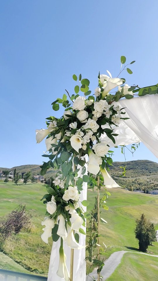 🌿 Perfectly Timeless
@flowersbylex created some truly stunning arrangements for Raquel and Chris. We love the elegant and timeless look that captivated their wedding day. From the backdrop, bouquet's, and cake, everything was perfect.
Flowers: @flowersbylex
Venue: @eaglewoodgc
Coordinator: @creatinglifemoments
Cake: @jena_cakes
#weddingflorist #weddingflorals #utahflorist #utahweddingplanner #utahweddingvenue #utaheventplanner #lillies #whitewedding #timeless #elegant #summerwedding #outdoorwedding #flowerarrangement #flowers