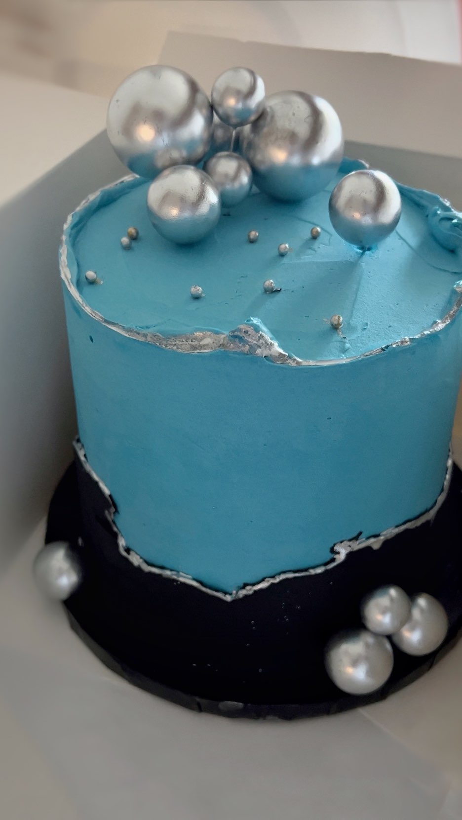 Loved making this Blue and Black Fault Line Cake! Still getting the hang of this design, but practice makes perfect!
Thank you Balaj for trusting me to make this cake for you. Happy Birthday Balaj!
#vintagecake #heartcake #green #cake