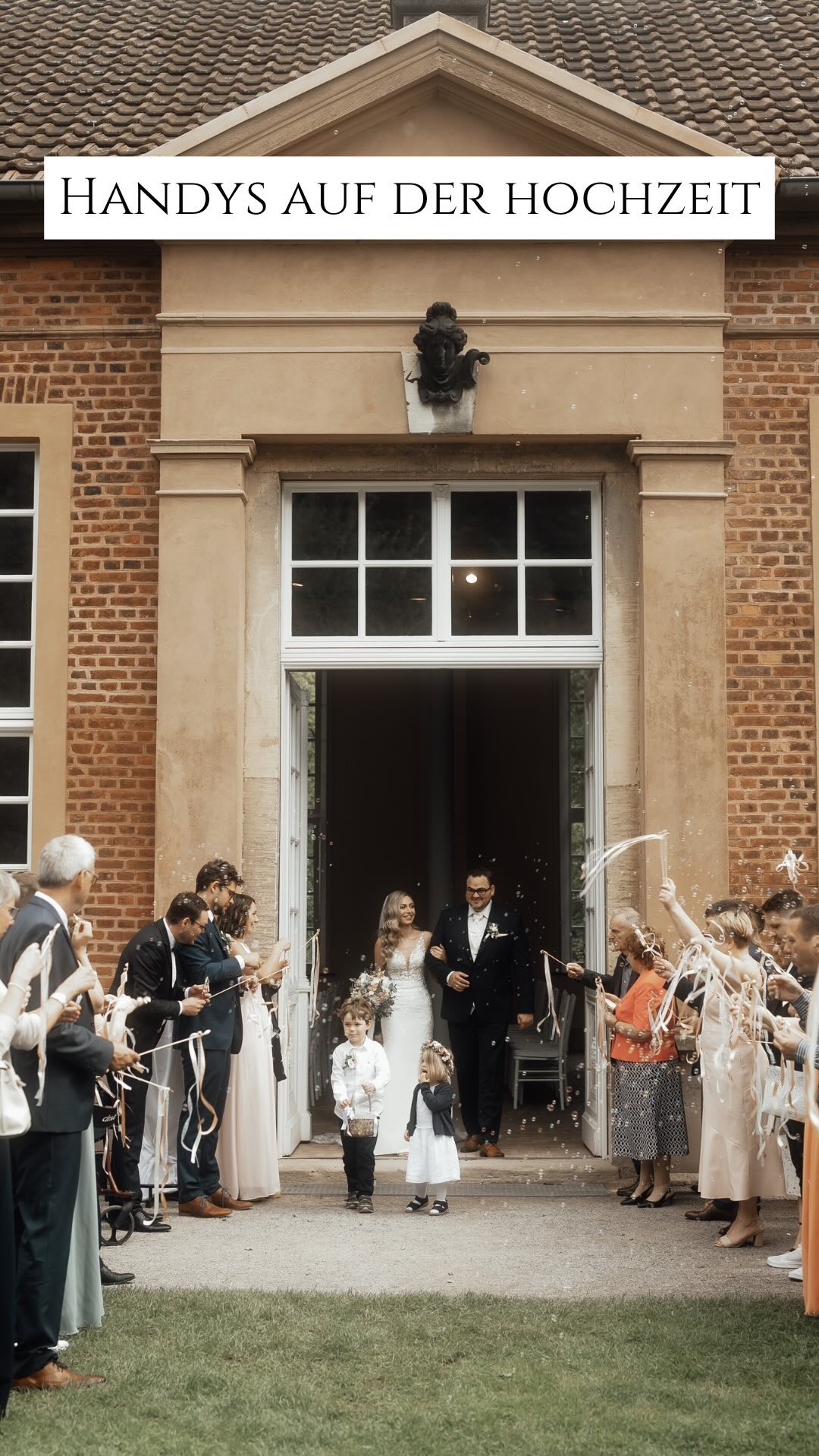 Ein wichtiges Thema auf Hochzeiten: Smartphones. Als Brautpaar könnt ihr jedoch unschöne Bilder vermeiden, auf denen nur die hochgehaltenen Handys sichtbar sind. Macht die Gäste darauf aufmerksam, ihre Handys in den Taschen zu lassen und die Hochzeit einfach zu genießen. Schließlich ist es meine Aufgabe als Hochzeitsfotografin, diese wertvollen Momente festzuhalten - und das tue ich auch mit großer Freude! 😍
#wedding #heiraten #hochzeit #handysaufhochzeiten #fotografie #hochzeitstipps #wertvolleerinnerungen #weddingtips