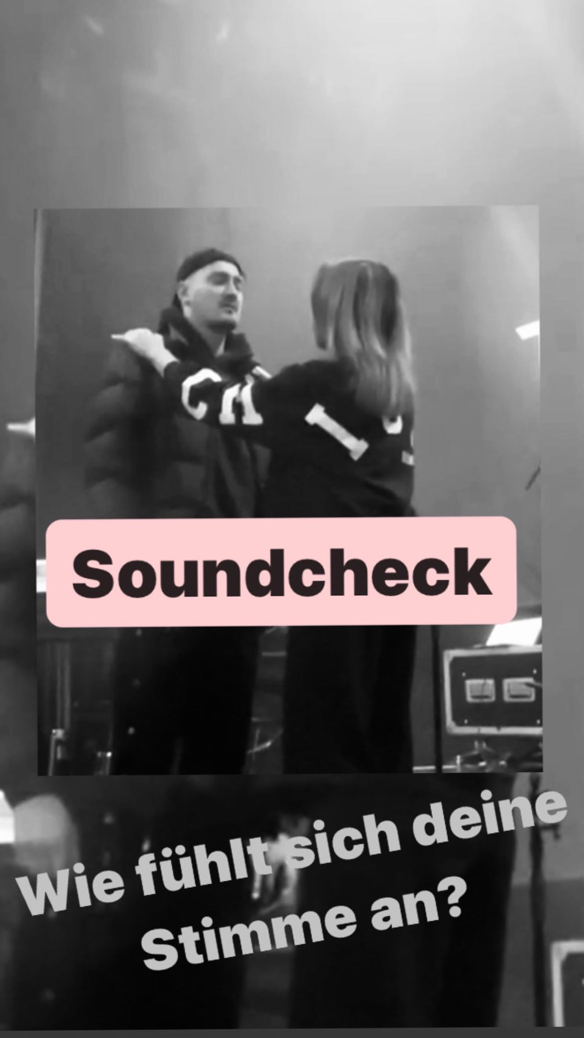 🎤 Check in Frage vor der Show:
Wie fühlt sich deine Stimme an?
🎤 Nimm dir die Zeit, um dich und deine Stimme vorzubereiten.
🎤 Es ist dein großer Moment!
🎤 Lass es also nicht zu einem Kompensationsverhalten kommen, weil du deine Stimmbänder falsch belastest.
Um so wichtiger ist es für dich alle beteiligten Muskelpartien zu verstehen, zu trainieren und aufmassiert zu bekommen.
Schließlich treibst du während der Show Hochleistungssport.😉
Hast du Fragen?
Schreib in die Kommentare oder schick mir eine PN.
Ich freue mich auf deine Frage.
Übrigens Bengio ist nicht nur ein toller Artist sondern auch ein großartiger Mensch🤗.
#musik #stimmtraining #stimmcoaching #singen #konzert #stimmklang #stimmtipps #voicecoaching #Stimmhygiene #bühne #stimmig #stimmung