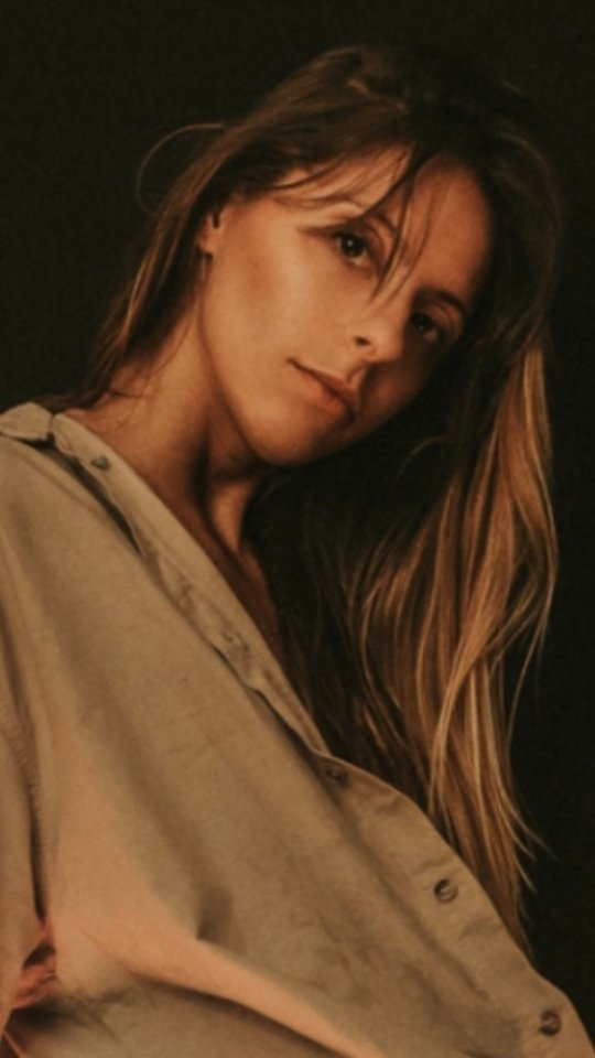 Justine est née et a grandi à Valence. À l'âge de 6 ans, c'est sa maman (elle aussi passionnée de danse) qui l'inscrit à son tout premier cours de danse. Depuis ce jour, elle n'a jamais arrêté de danser, même à la maison où elle n'arrêtait pas de créer des chorégraphies et des spectacles entiers pour sa famille. Toujours admirative des danseurs et chanteurs à la télé, elle avait soif de création, de strass et de paillettes depuis le plus jeune âge. La danse a été pour elle un échappatoire et un moyen d'expression fort car elle vivait de grosses difficultés à l'école (harcèlement). Elle savait depuis sa première année de danse qu'elle voulait en faire son métier.
Elle a donc commencé par la danse classique, puis le modern'jazz s'est ajouté 6 ans plus tard. Ce style a pour elle été une révélation et synonyme de lâcher-prise et de déconstruction. Elle a été formée par Olivier COSTE à Valence et a obtenu son EAT Jazz à l'âge de 22 ans. Après cela, elle est partie à Montpellier au CREPS (formée par Thierry Boyer notamment) où elle a obtenu son diplôme d'État de professeure de danse jazz en 2020 (à 24 ans). Elle a enseigné pendant quelques années puis a ensuite décidé de se concentrer uniquement sur la scène, l'endroit qui la fait le plus vibrer, là où elle est celle qu'elle a envie d'être.
Après le CREPS, elle a eu envie de se former à d'autres styles : street, heels, cabaret, commercial... Ces styles de danse lui ont permis de s'ouvrir encore plus au monde et de se découvrir davantage (déterminée, assumée, sensuelle et battante). Intermittente du spectacle depuis plus de 2 ans dans le sud de la France, elle veut maintenant prendre son envol sur Paris.
Durant toutes ces années, elle a appris aux côtés de nombreux professeurs renommés : Bruce Taylor, Laurence Fanon, Maïté Fossen, Hajiba Fahmy et bien d'autres.
3 mots qui la définissent dans la danse selon son entourage : élégante, juste et magnétique.
Pour suivre cette artiste c'est par ici @justinemoutin
Professionnel du spectacle, vous souhaitez contacter cette artiste ? Rdv sur notre site/Lien en bio
#danse #danseuse #spectacle #intermittentduspectacle #danseuseprofessionnelle #ohlartiste