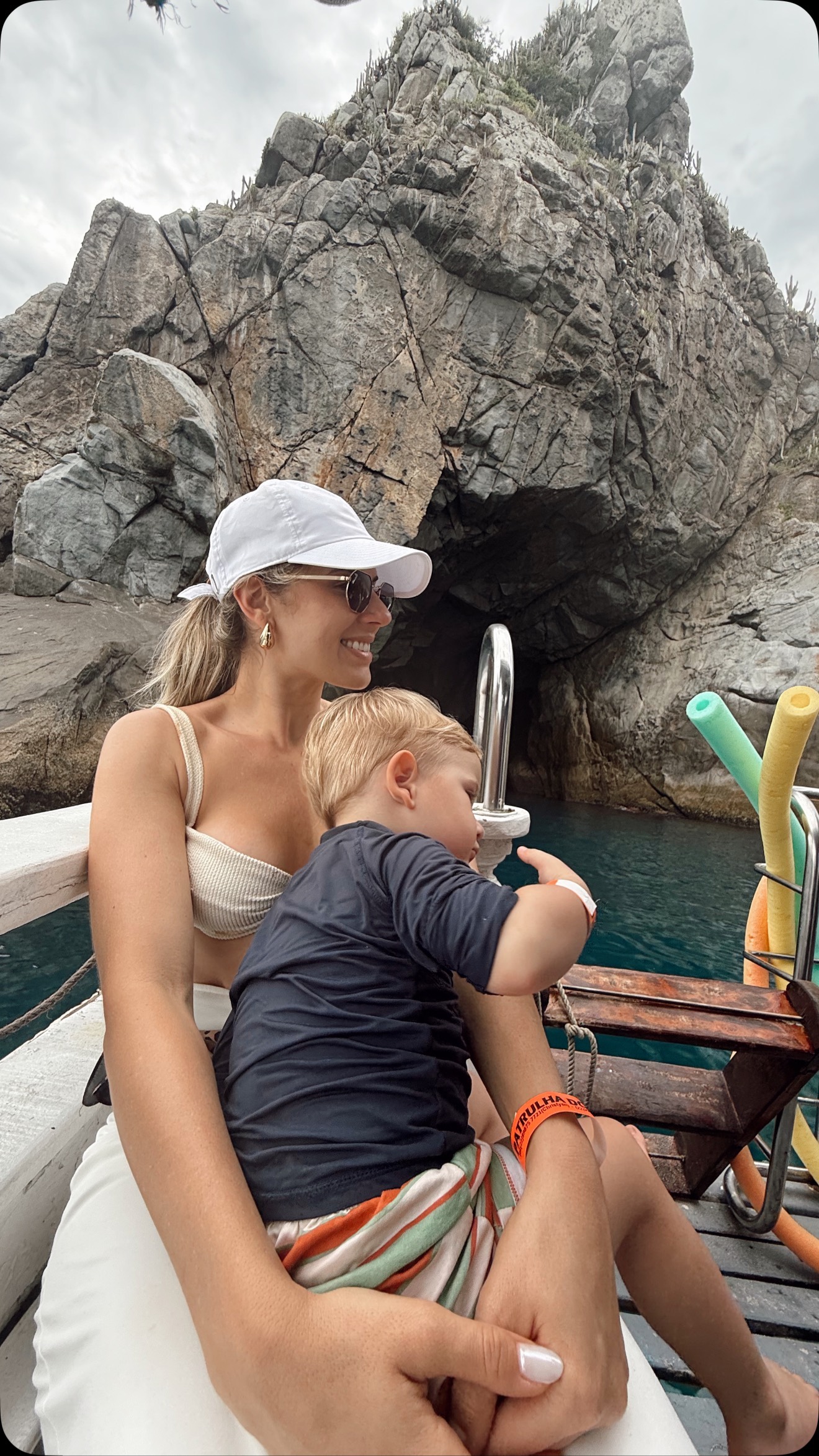 Já vi este vídeo umas centenas de vezes e senti que deveria trazer para o feed e dividir este momento com vocês. Cada vez que assistia, só uma coisa vinha à minha mente: “Isso sim significa sucesso para mim.” ✨
Esses momentos, tão simples e tão preciosos, são a prova do quanto nos dedicamos para educar, amar e, muitas vezes, equilibrar todos os desafios da vida. É aqui, nesse abraço, nesse sorriso, que encontro o verdadeiro sentido do que construímos juntos. ♥️
Sucesso não é sobre acumular coisas, mas sobre cuidar do que realmente importa: nossa família, nosso lar, nosso tempo. É sobre criar um ambiente que abriga amor, harmonia e histórias que ficarão para sempre em nossos corações.
E para você, o que significa sucesso? Me conta nos comentários, vou amar saber! 🥰